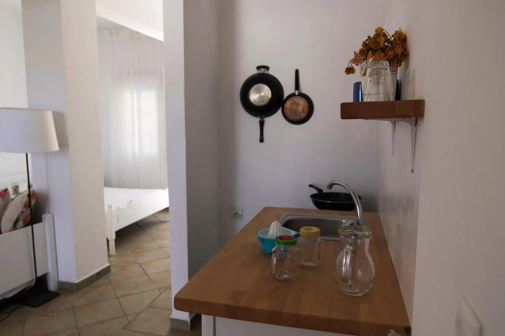 Kitchen or kitchenette, Bed in Armadoros Hotel / Ios Backpackers