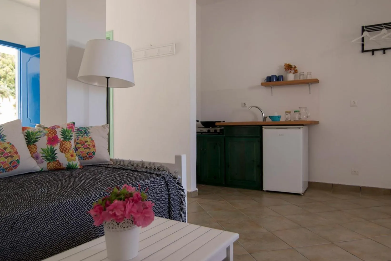 Kitchen or kitchenette in Armadoros Hotel / Ios Backpackers