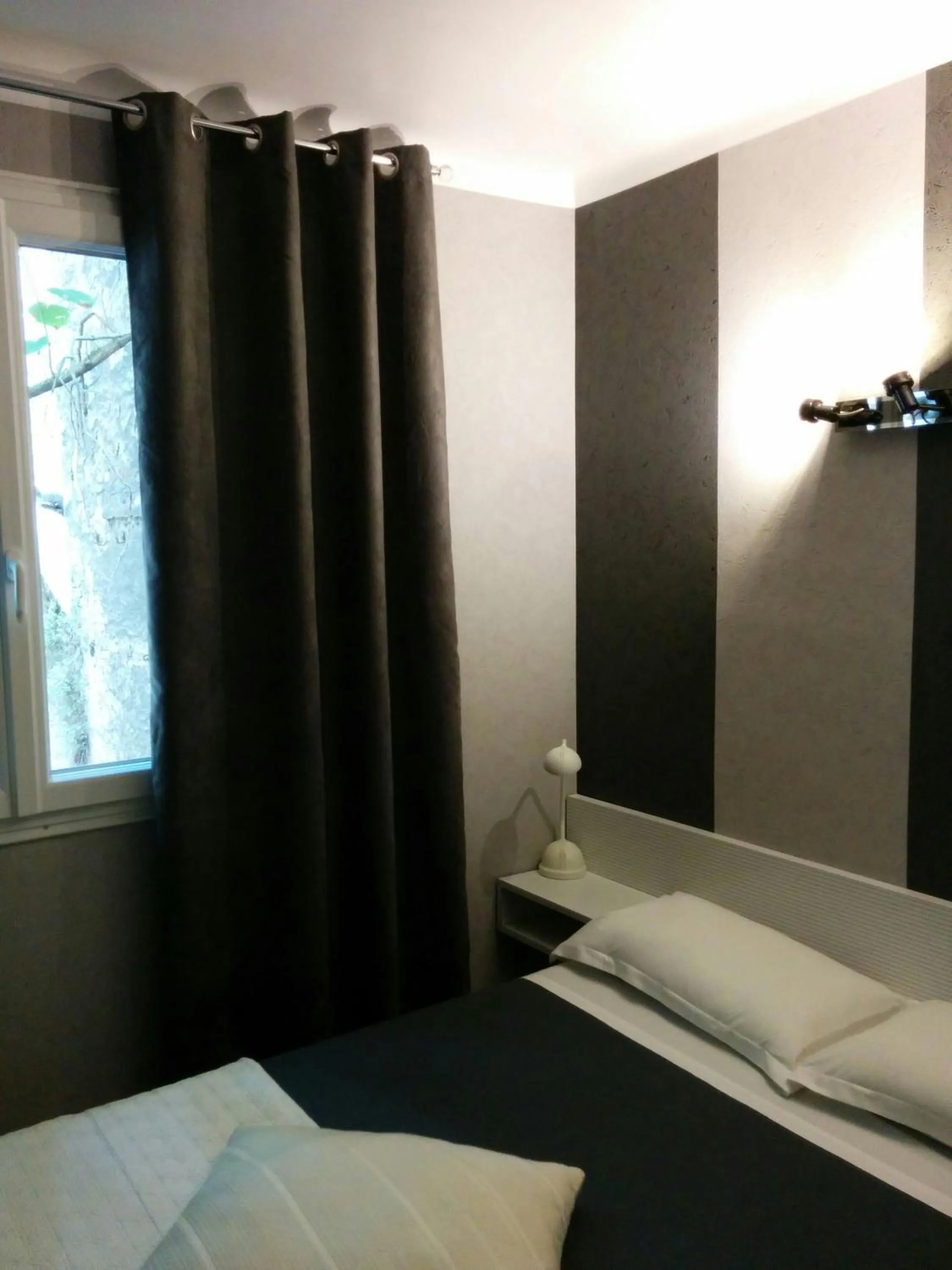 Bed in Hôtel Le Cambronne