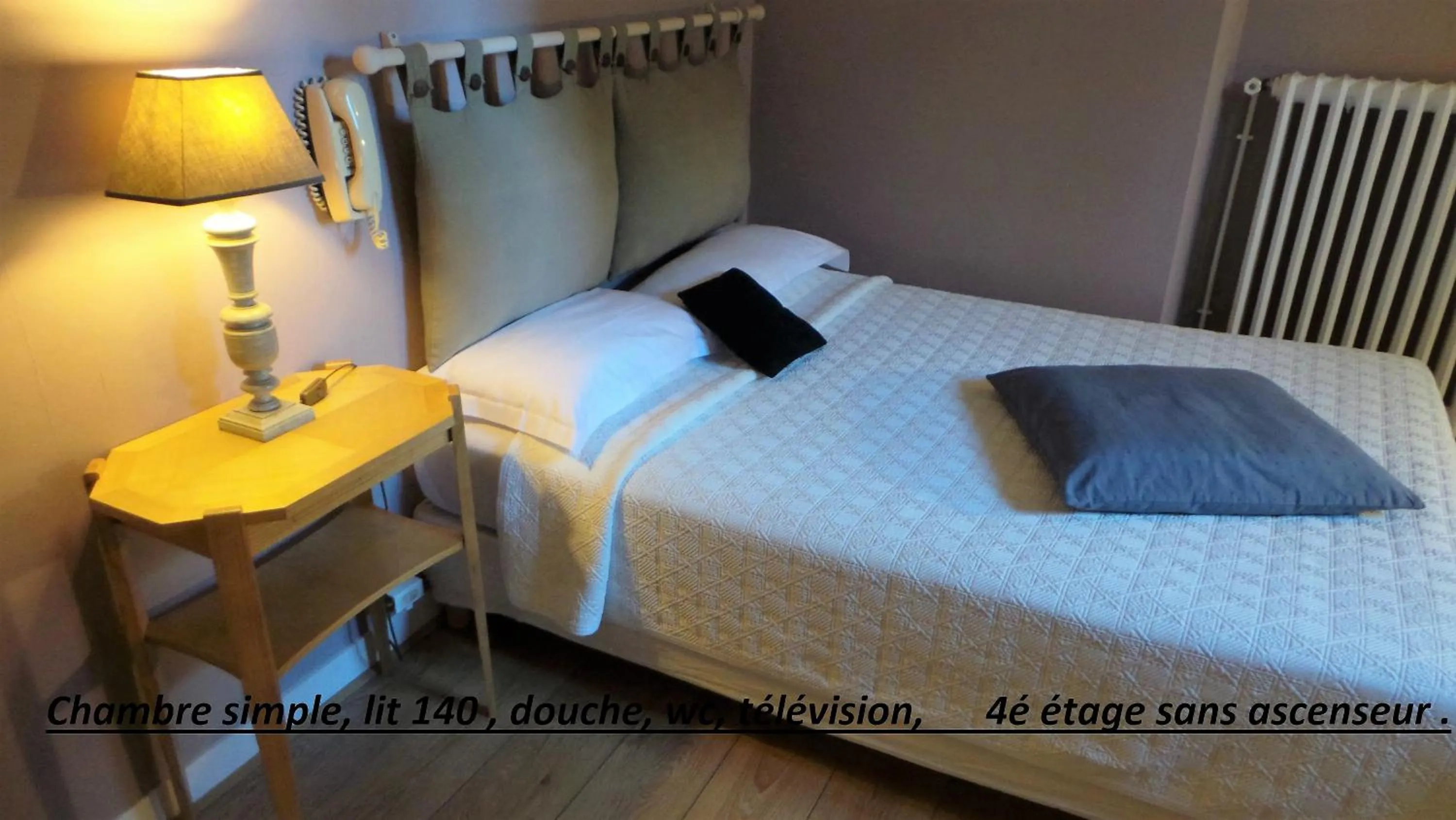 Text overlay, Bed in Hôtel Le Cambronne