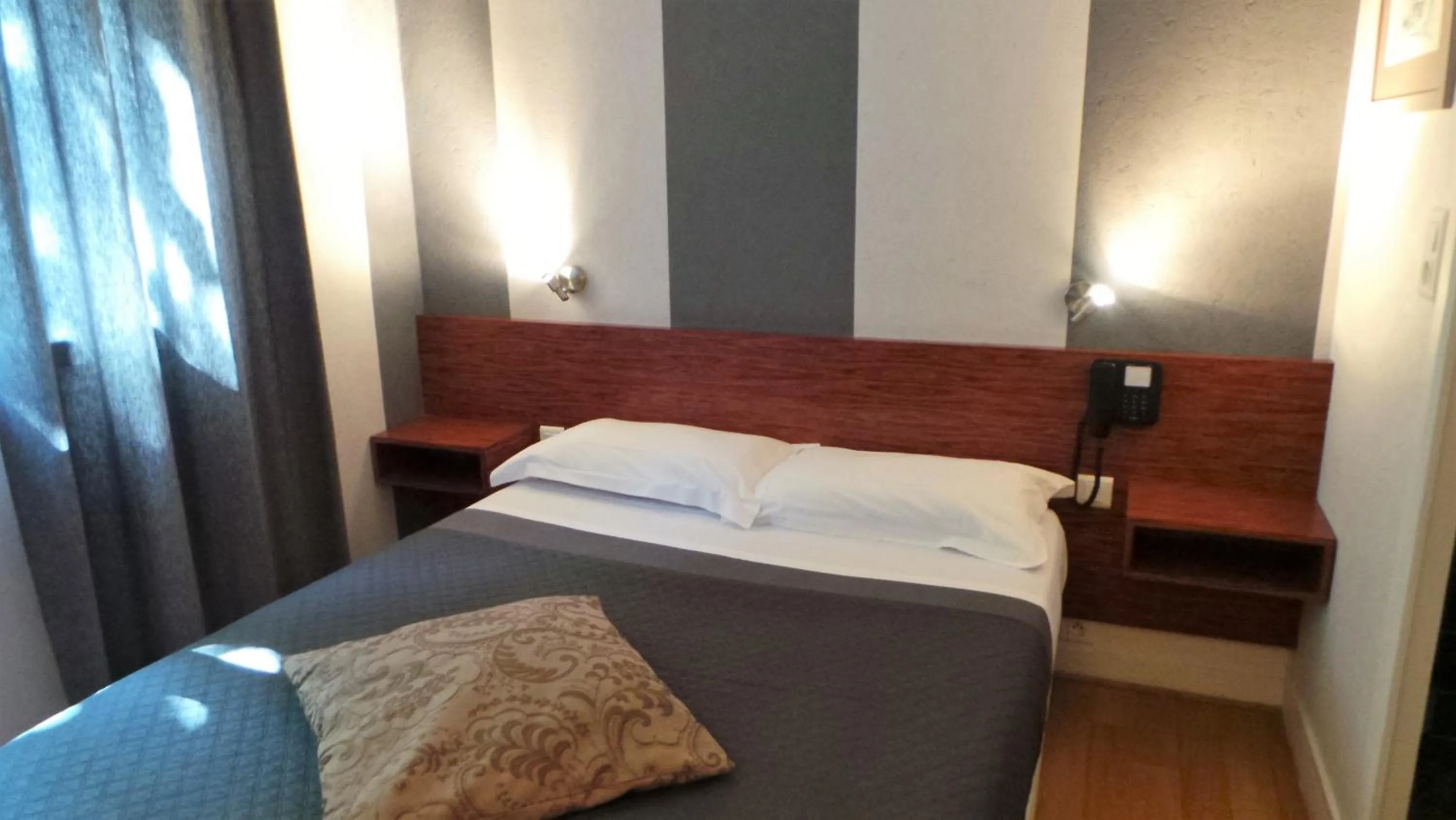 Bed in Hôtel Le Cambronne