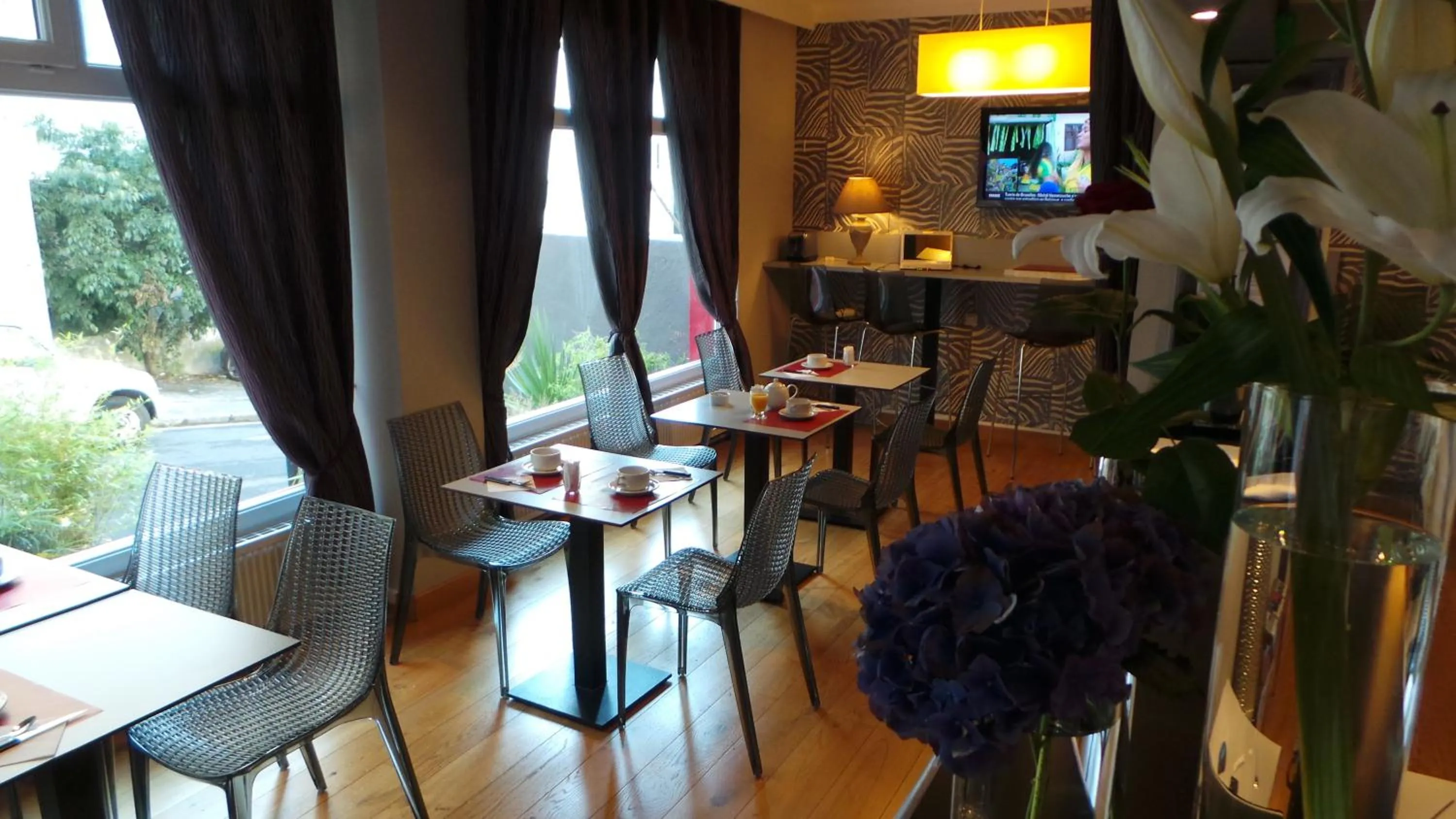 Restaurant/places to eat in Hôtel Le Cambronne