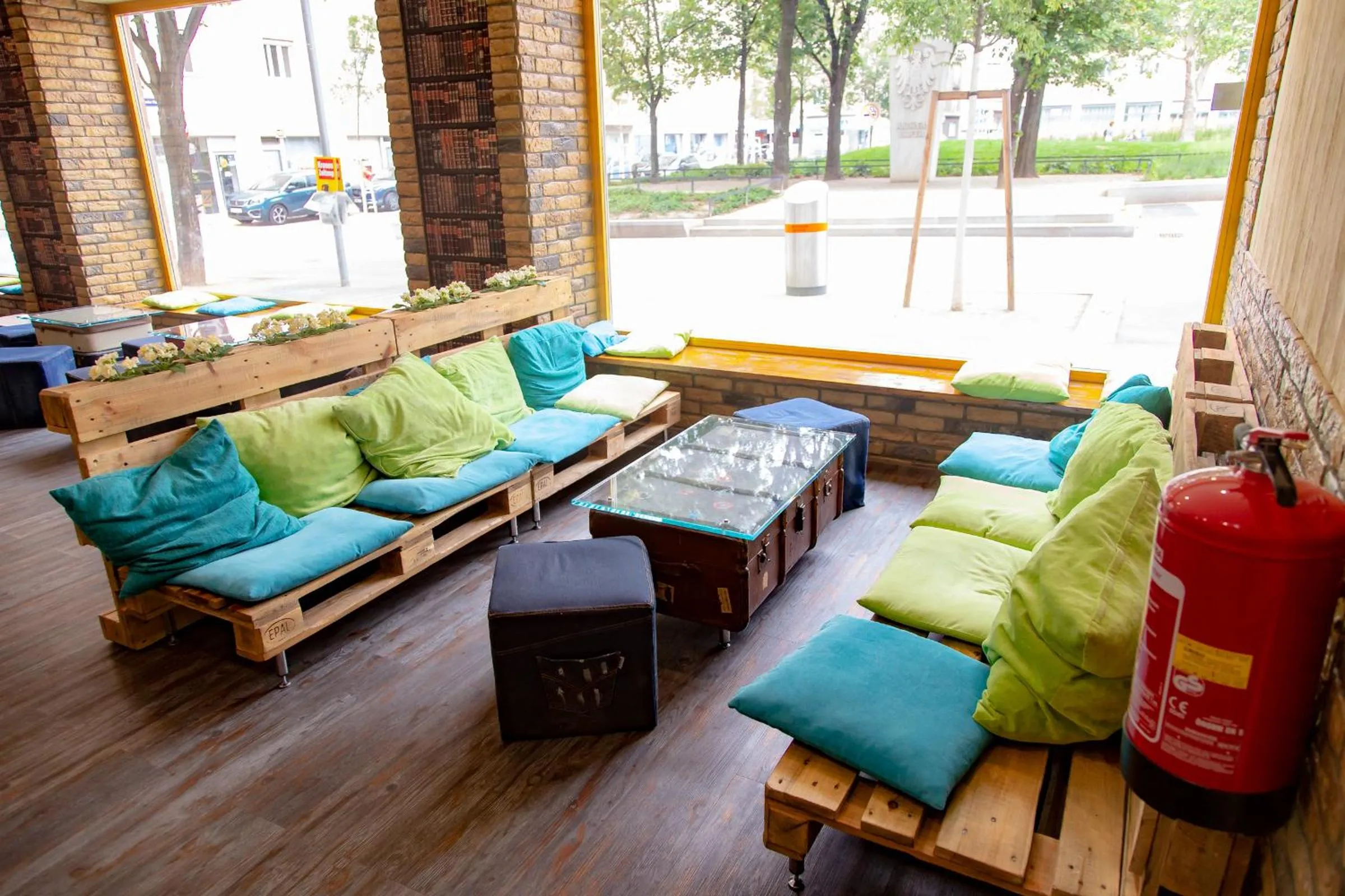 Communal lounge/ TV room in Do Step Inn Central - Self-Service-Hostel