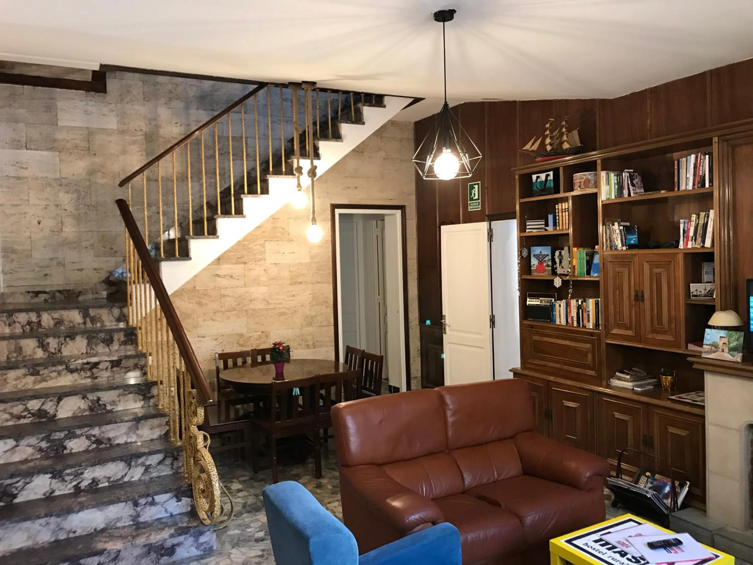 Communal lounge/ TV room in Mucha Masia Hostel Rural Urba