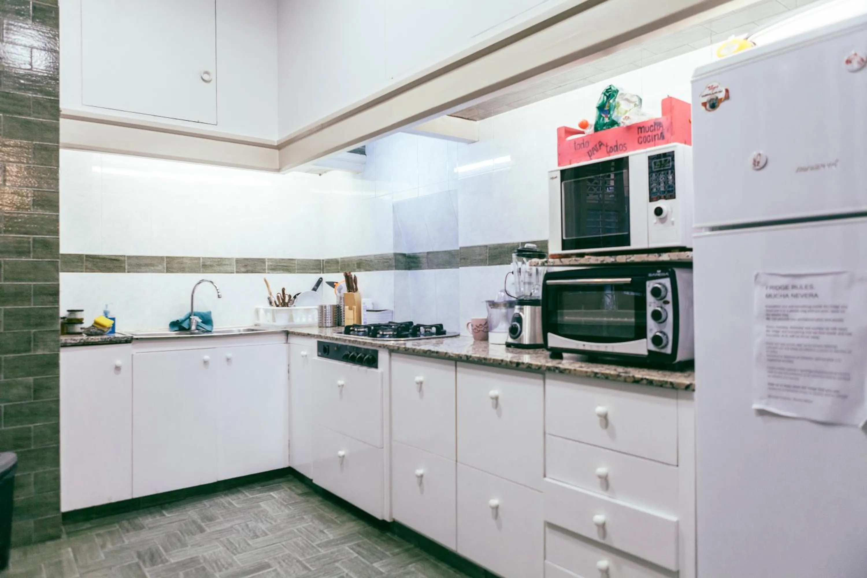 Communal kitchen in Mucha Masia Hostel Rural Urba