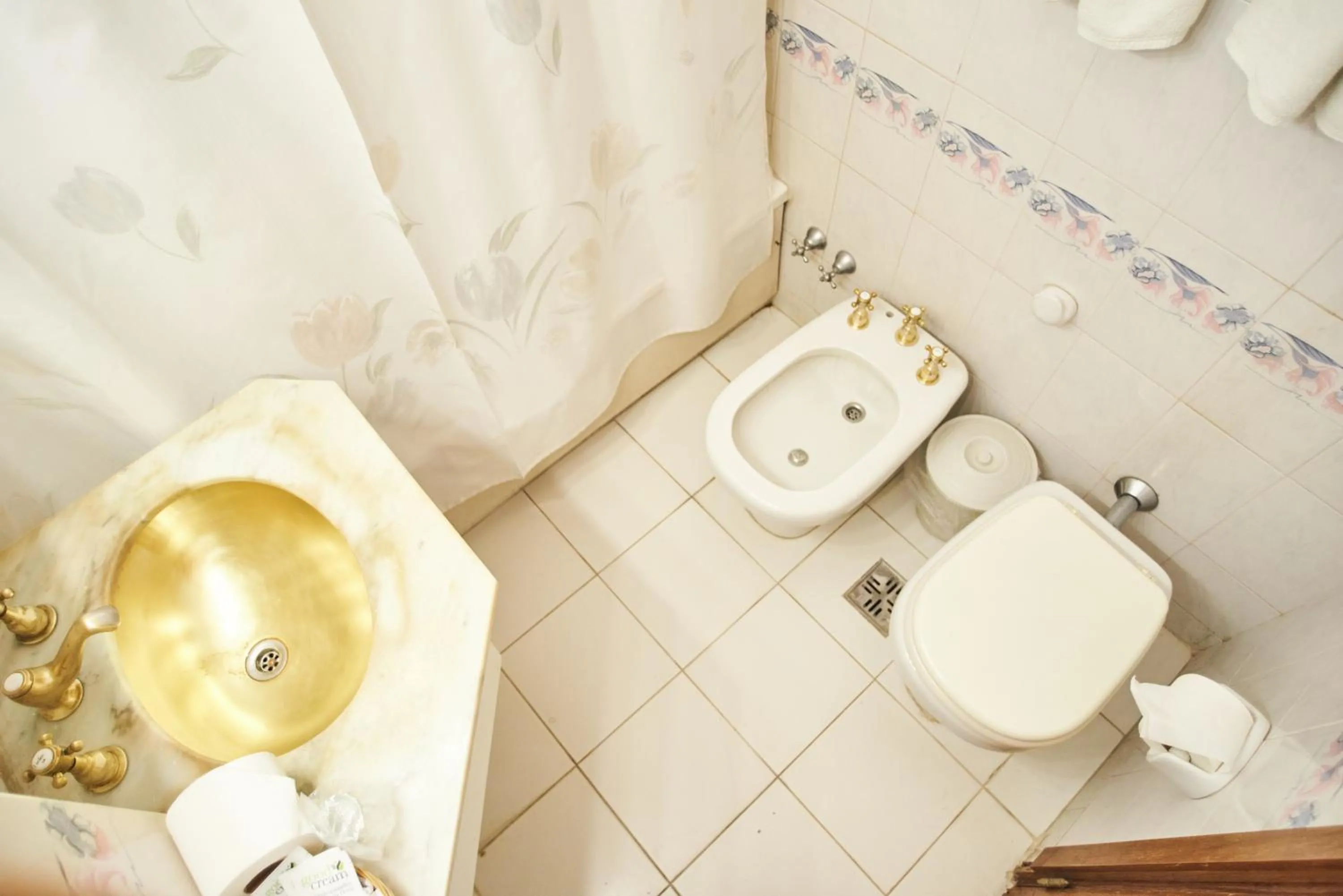 Bathroom in Primacy Hotel