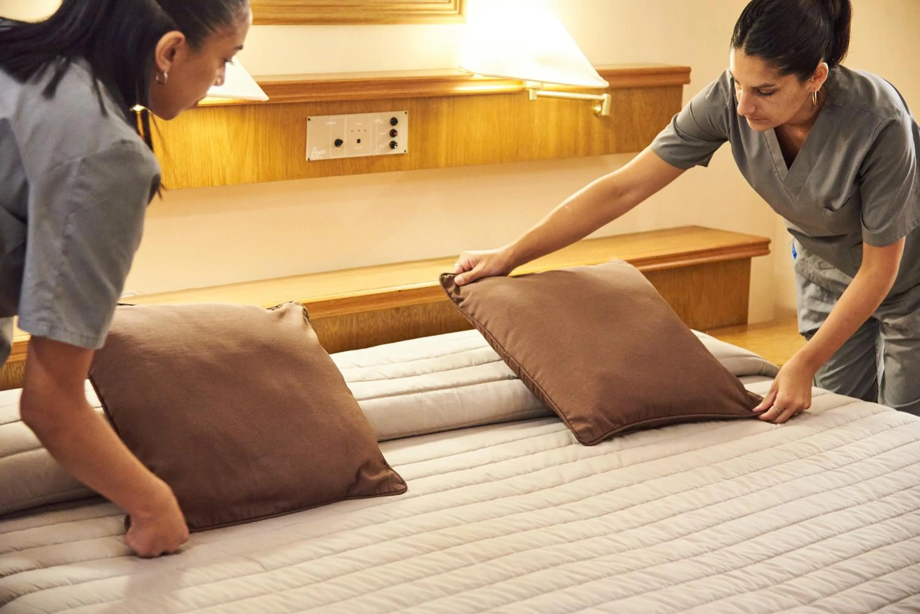 room service, Bed in Primacy Hotel