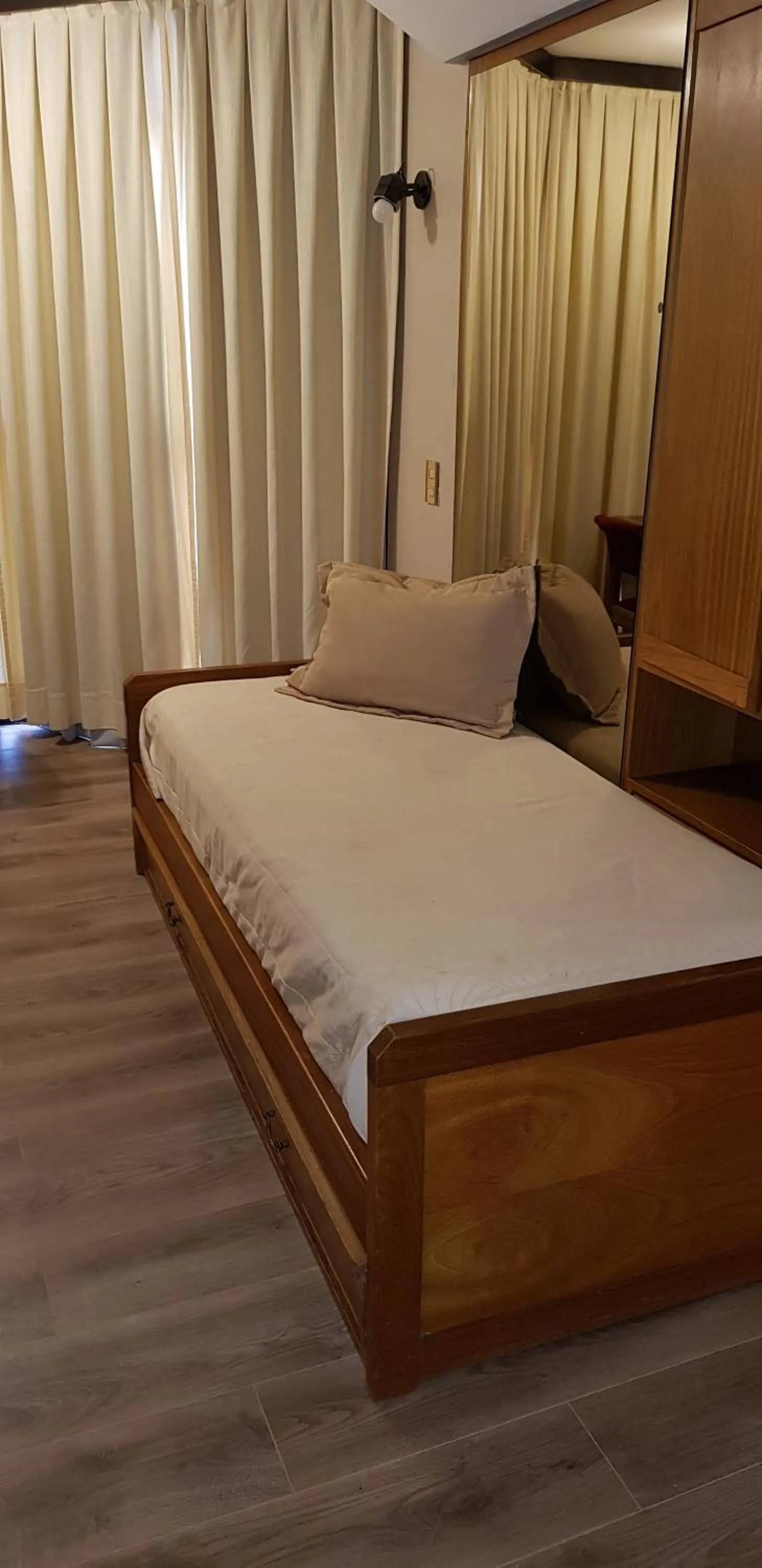 Living room, Bed in Primacy Hotel