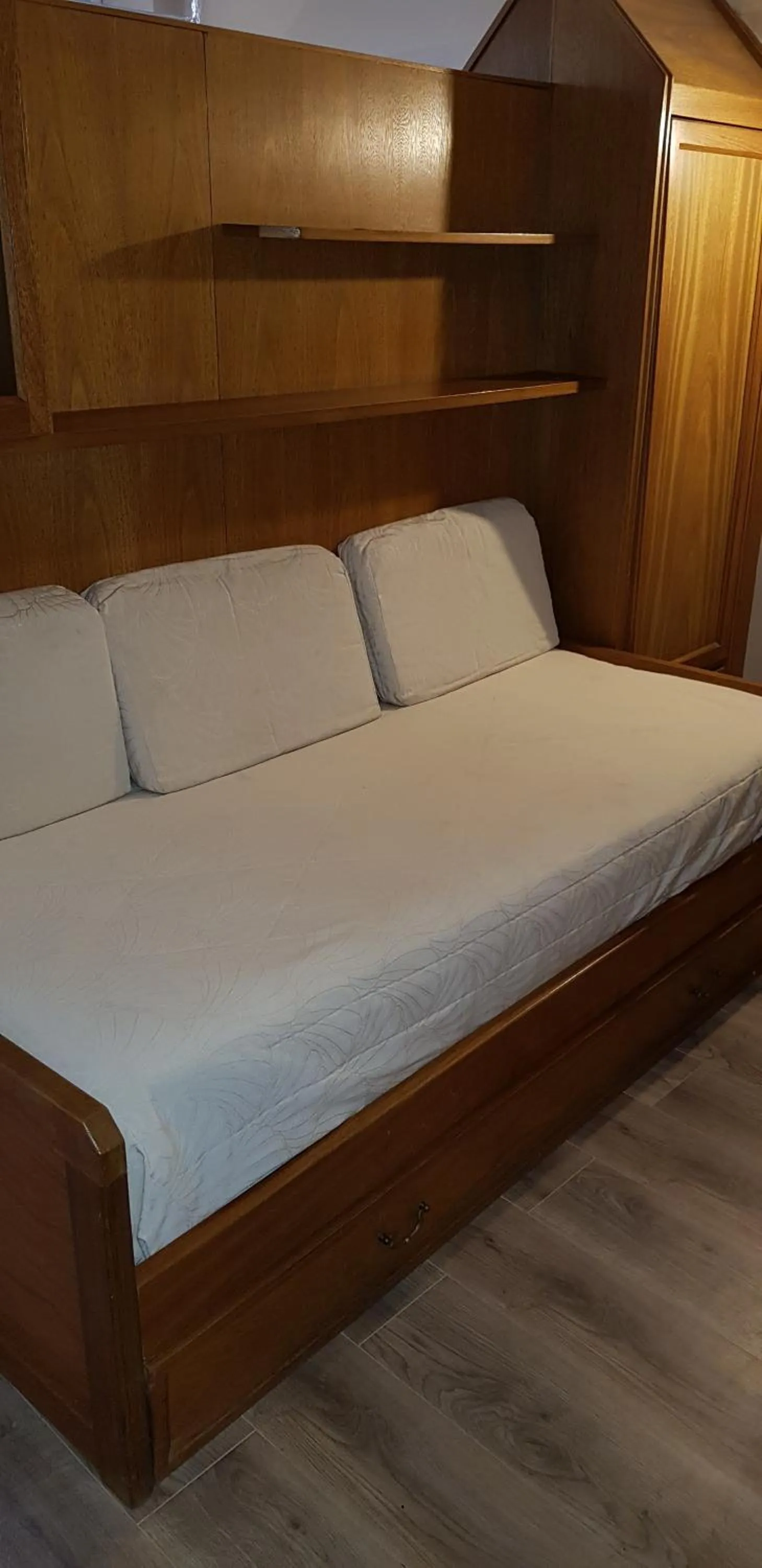 Living room, Bed in Primacy Hotel