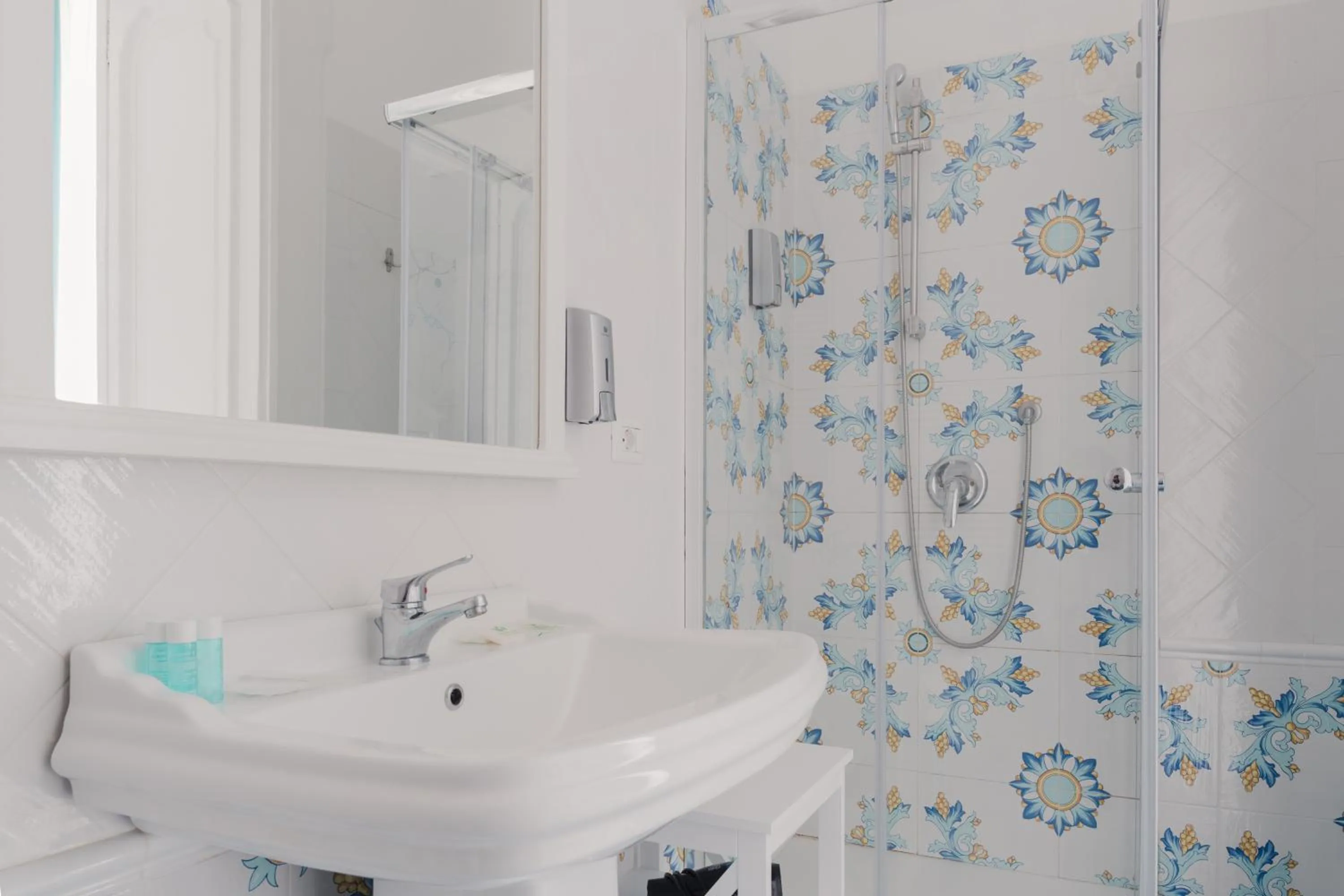 Shower in Palazzo Chiatamone