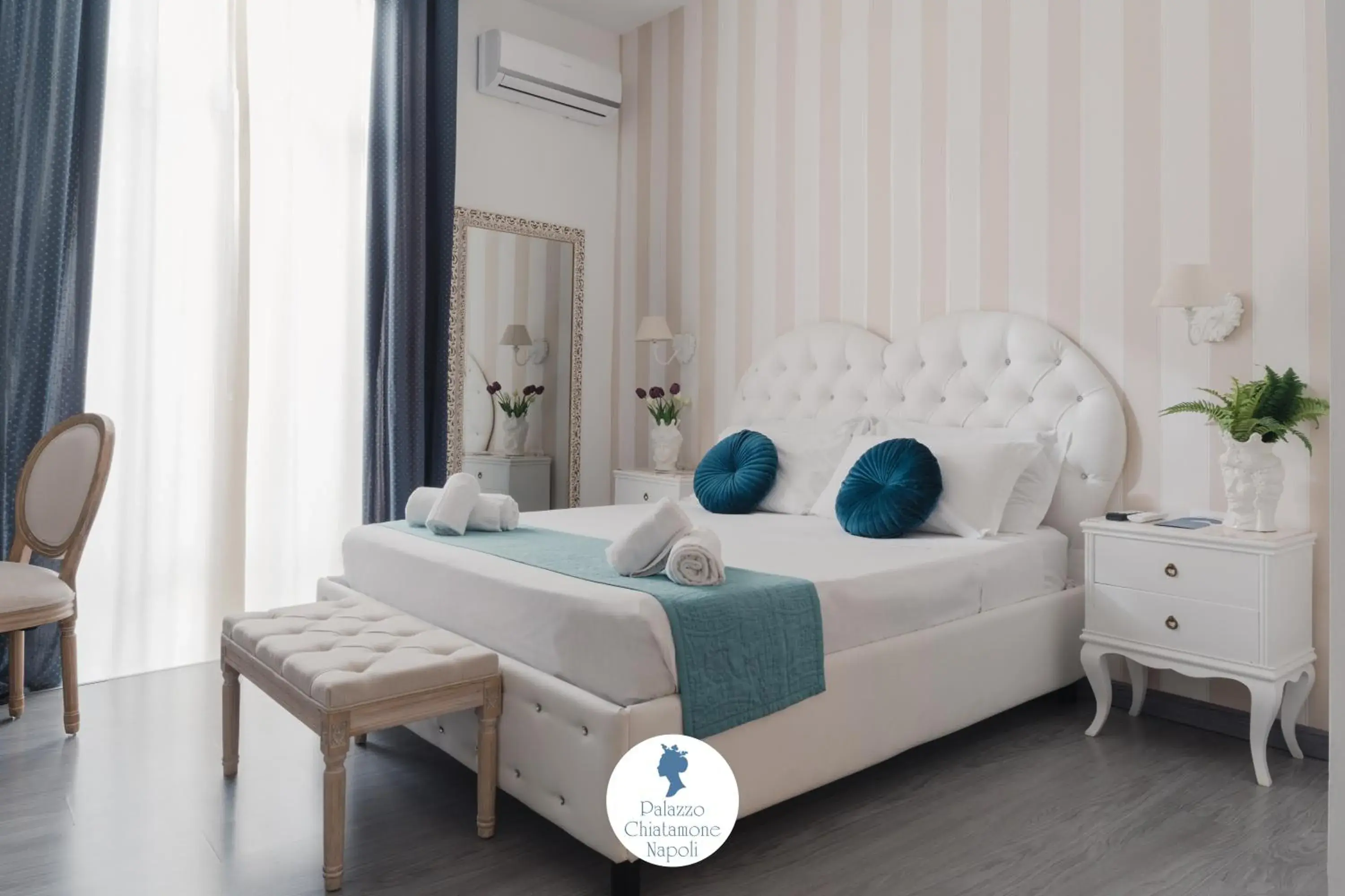 Quadruple Room with Balcony in Palazzo Chiatamone Quadruple Room with Balcony in Palazzo Chiatamone