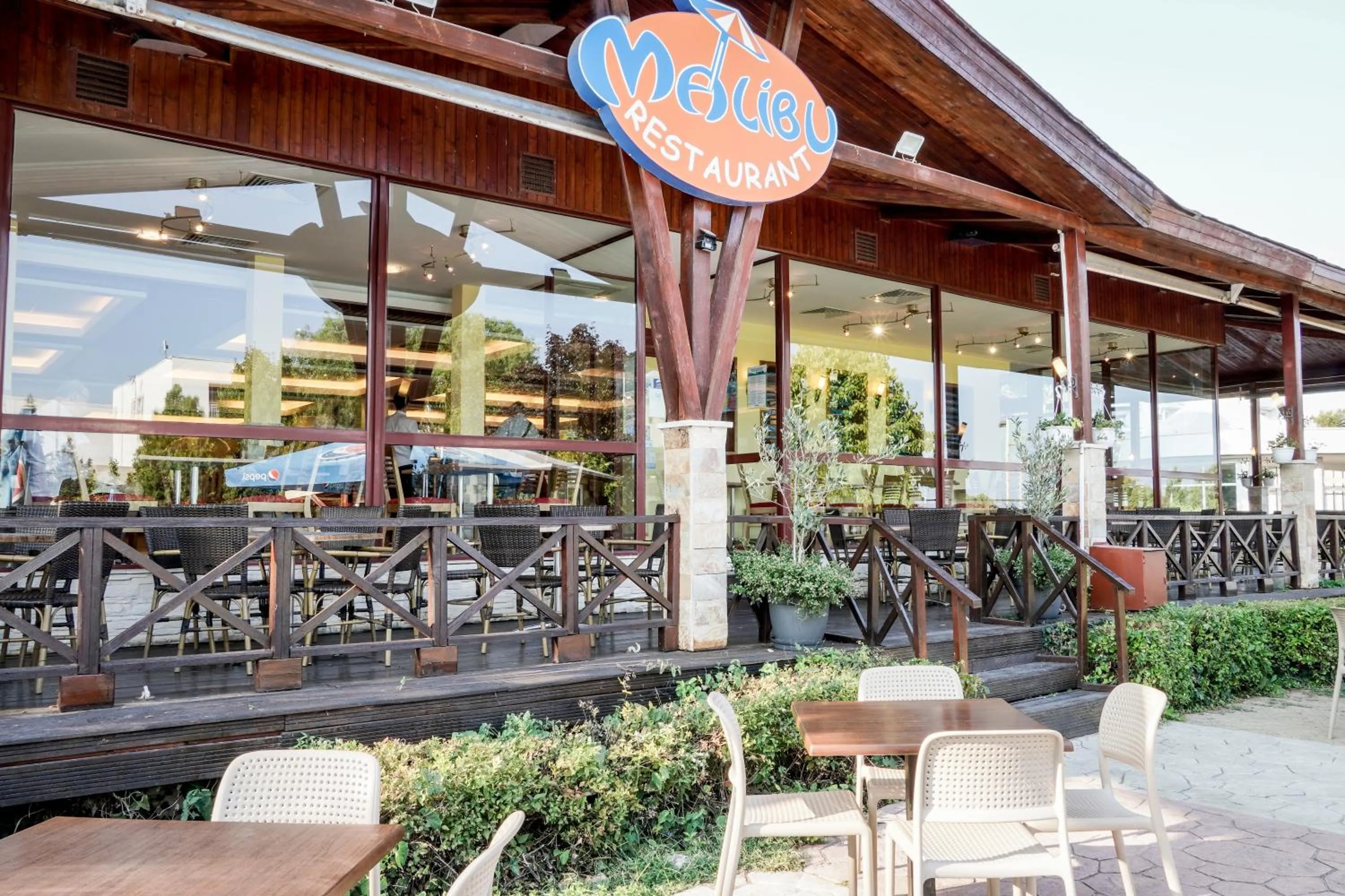 Restaurant/places to eat in Hotel Malibu