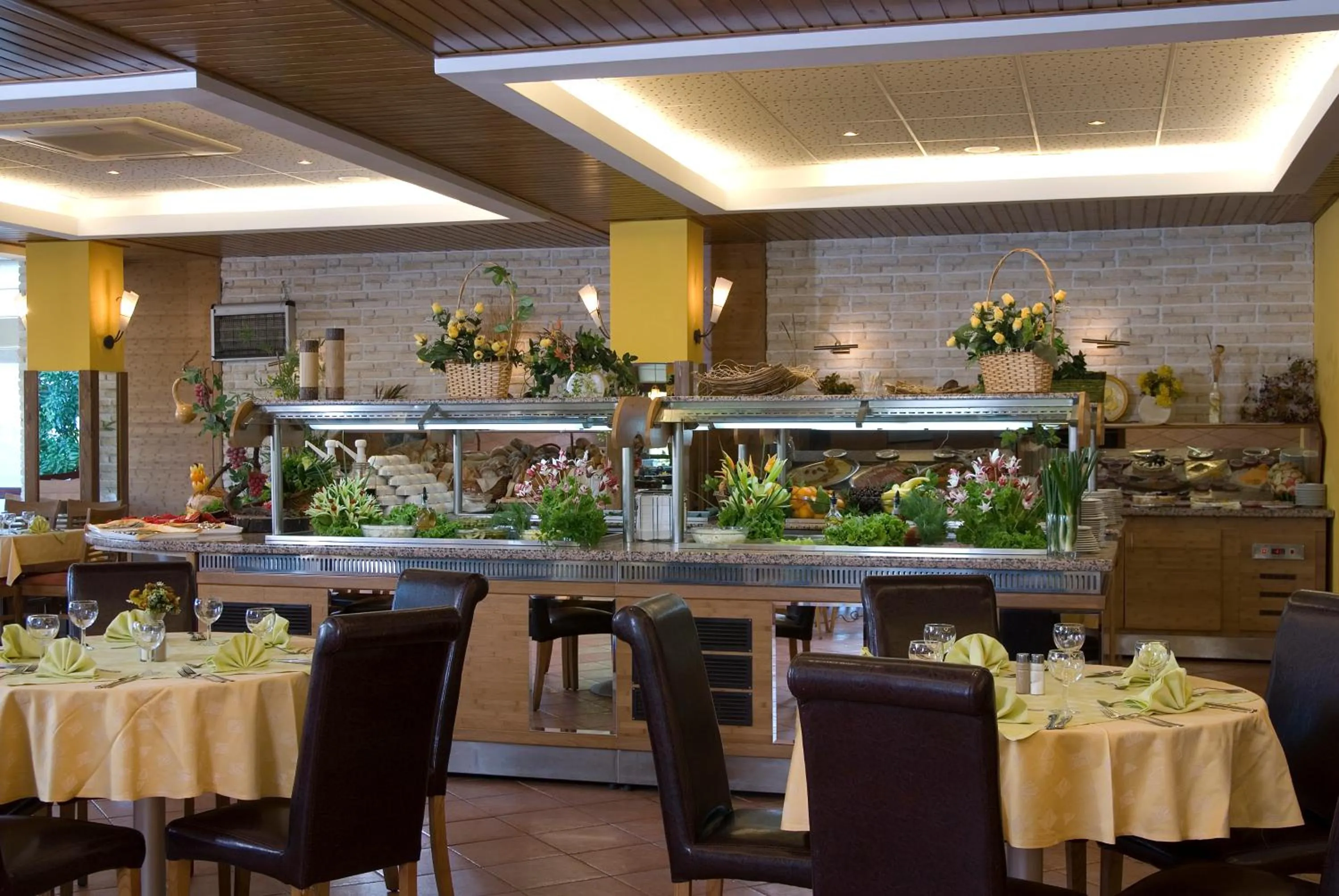 Restaurant/places to eat in Hotel Malibu