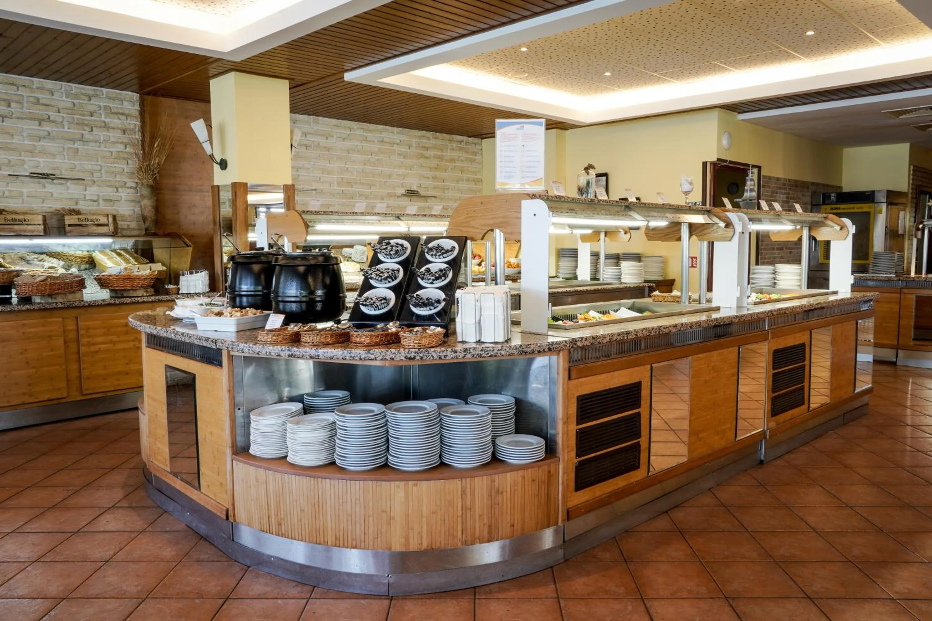 Restaurant/places to eat in Hotel Malibu