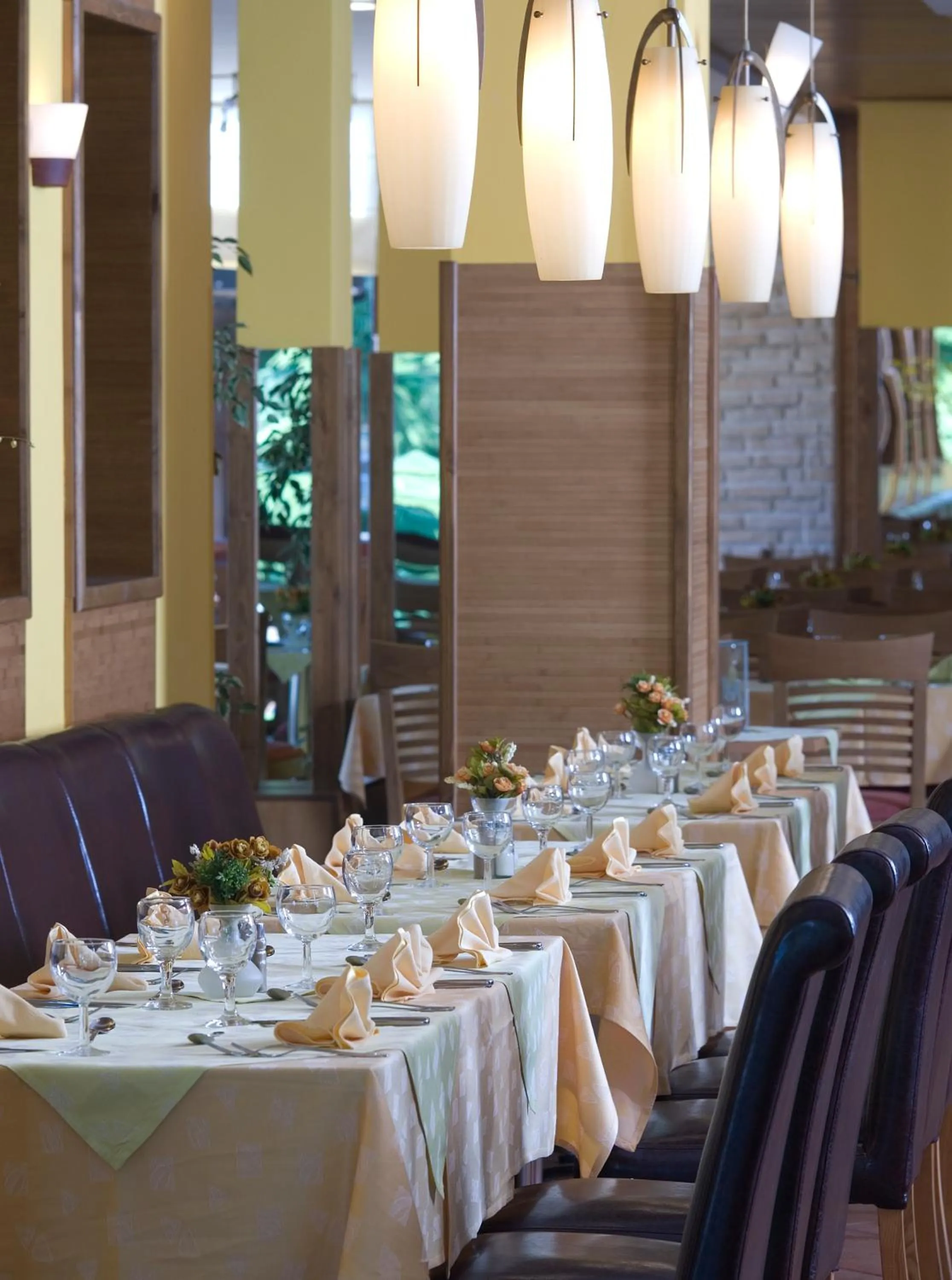 Restaurant/places to eat in Hotel Malibu