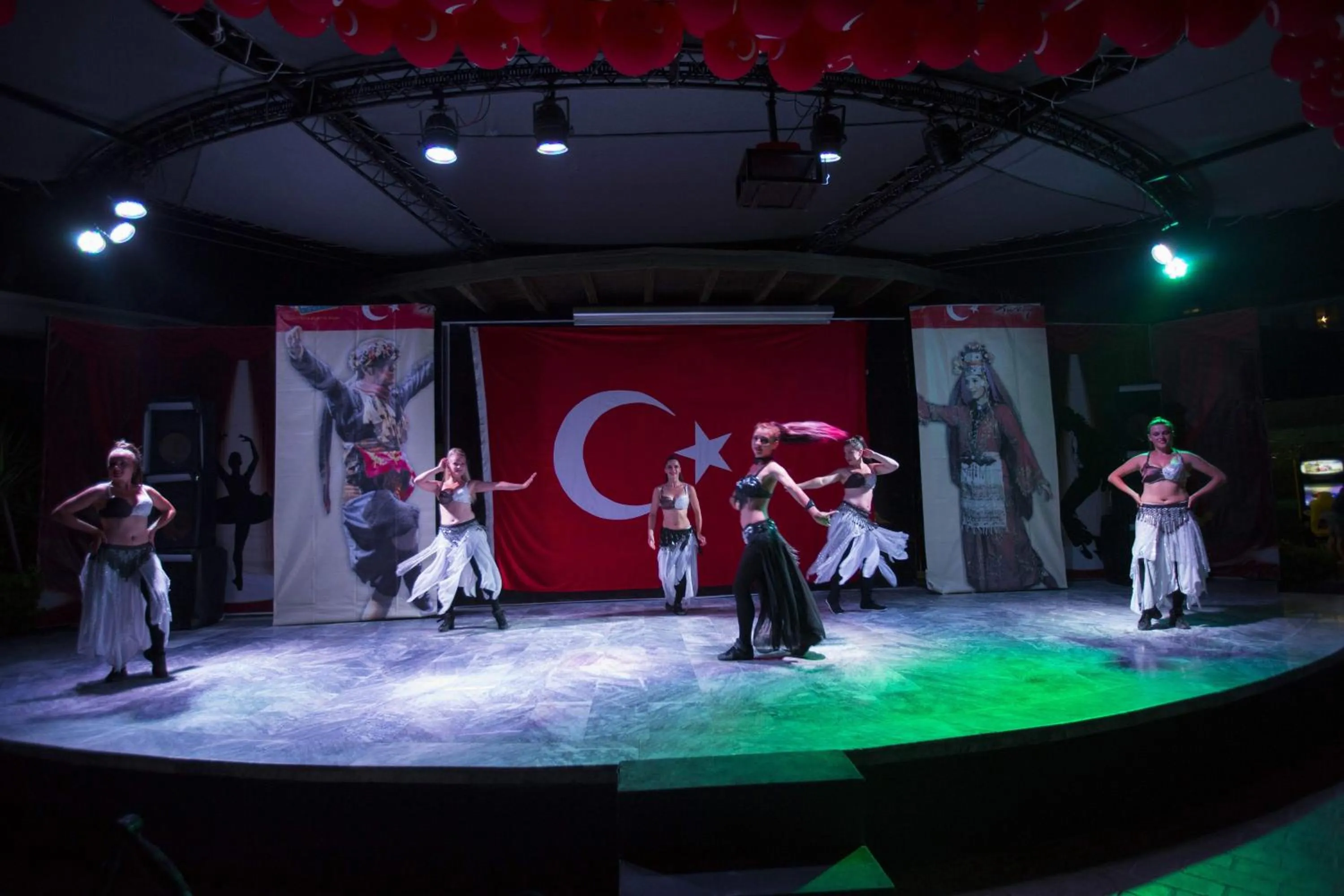 Evening entertainment in Washington Resort Hotel & Spa