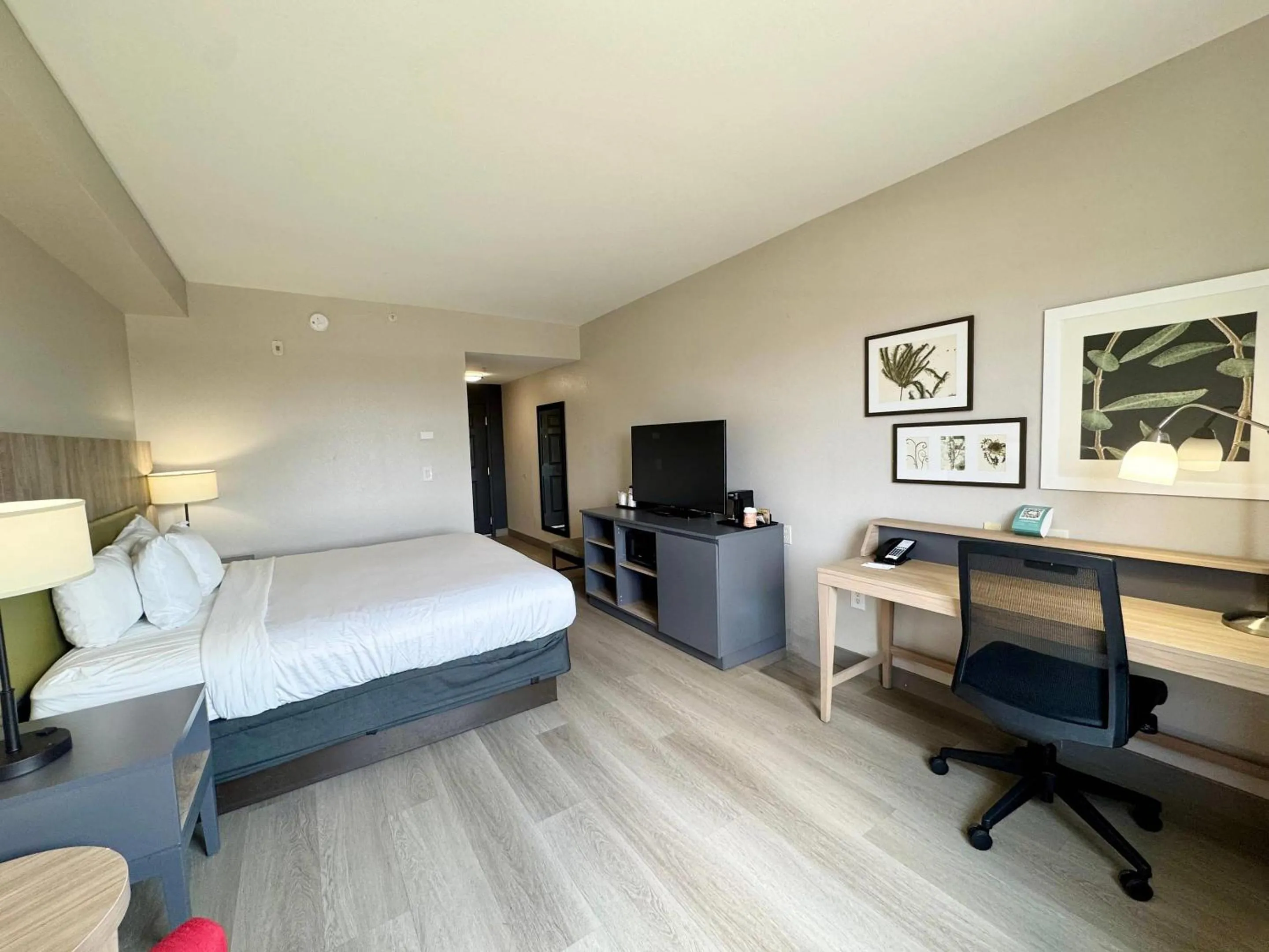 Bedroom, Bed in Country Inn & Suites by Radisson, Port Charlotte, FL