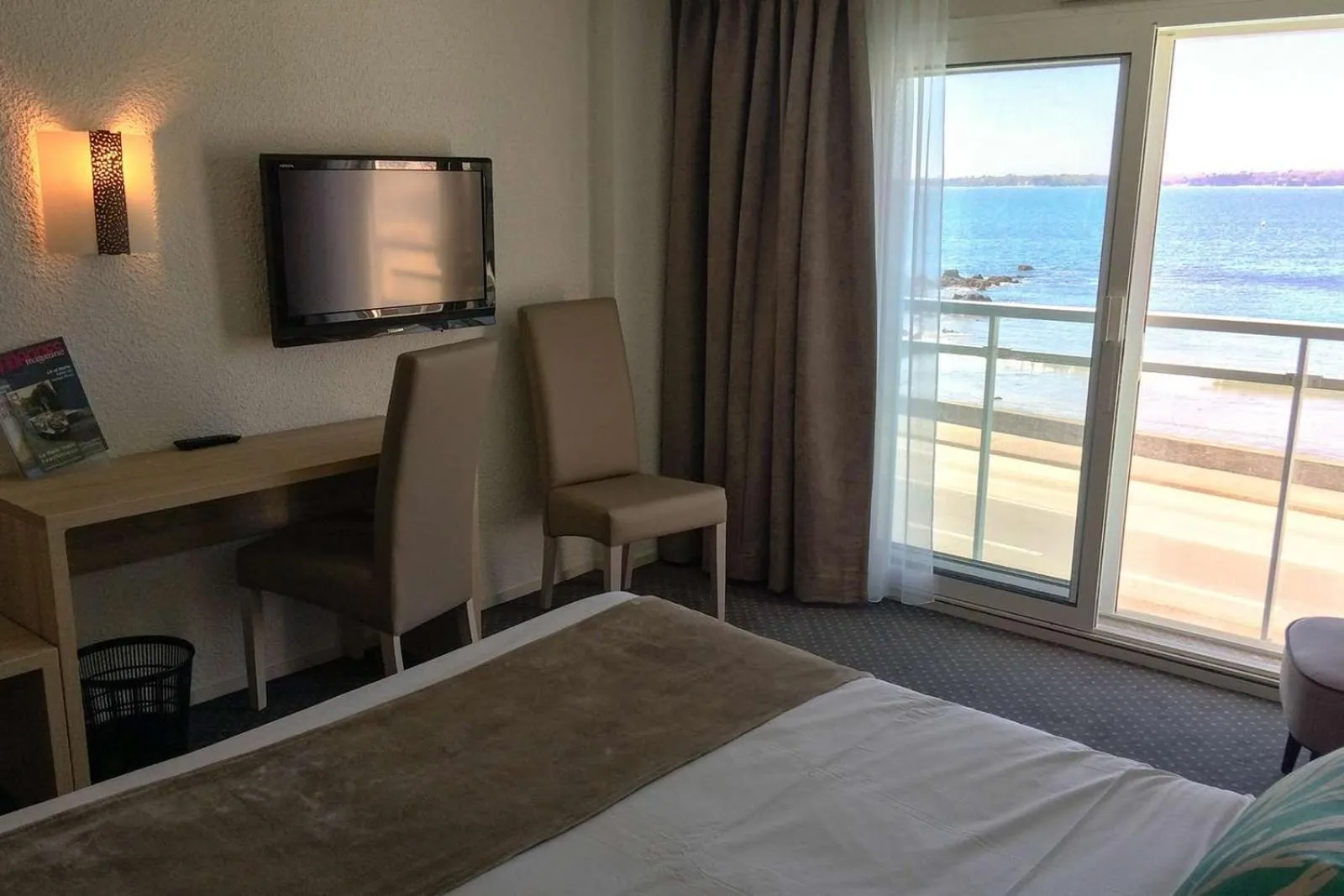 Bedroom, Bed in Brit Hôtel De L'océan