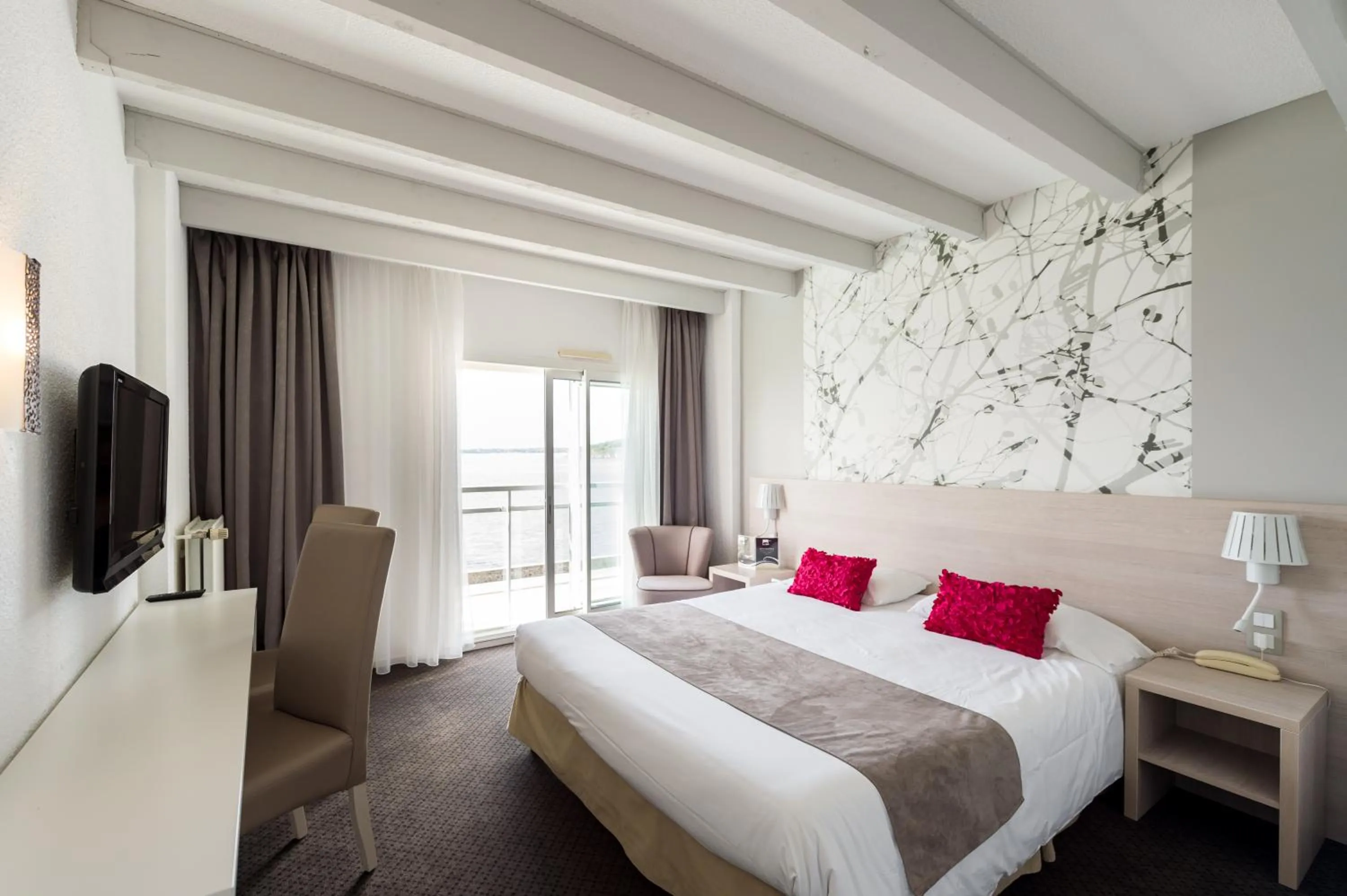 Photo of the whole room, Bed in Brit Hôtel De L'océan