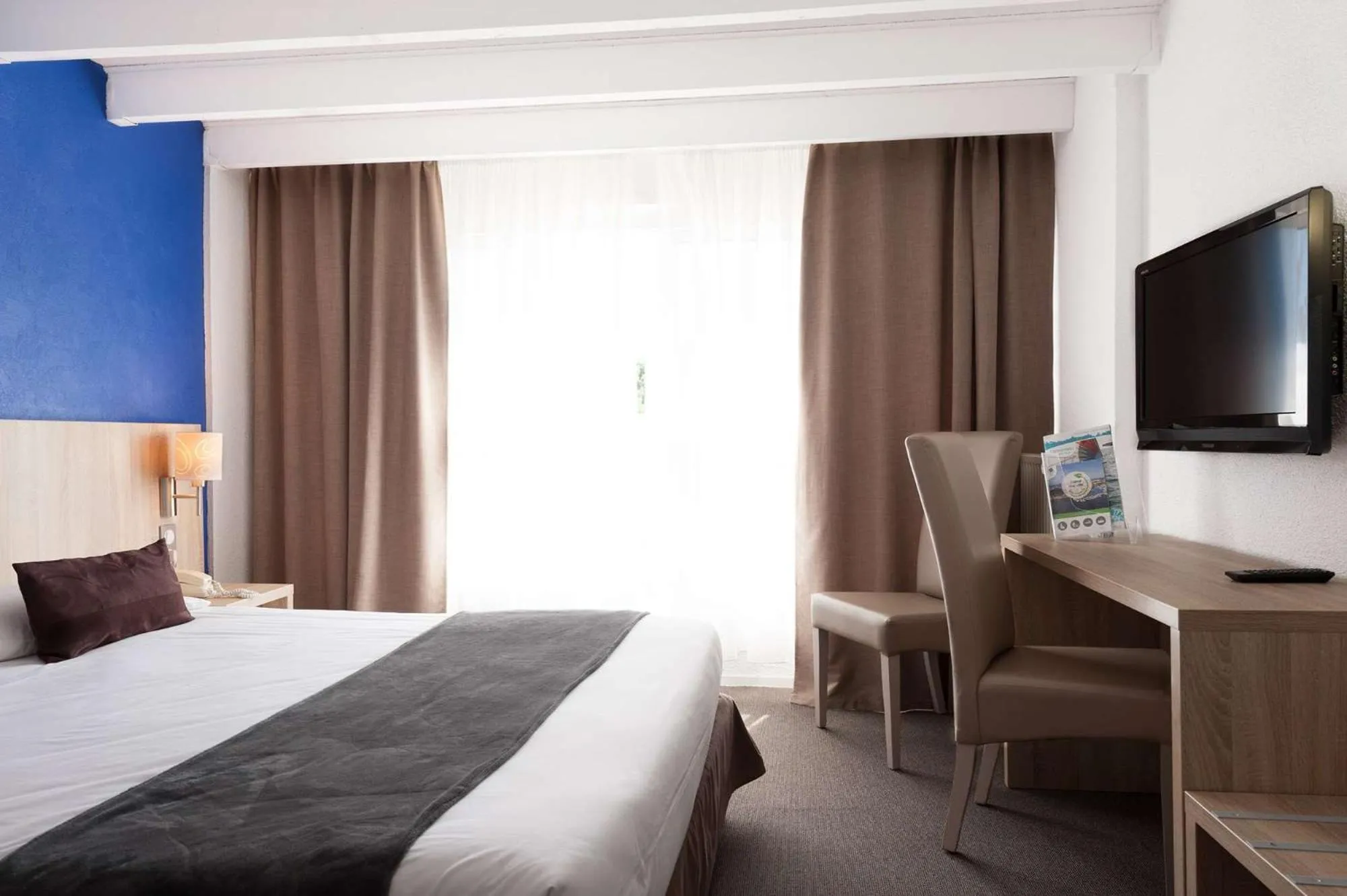 Bedroom, Bed in Brit Hôtel De L'océan