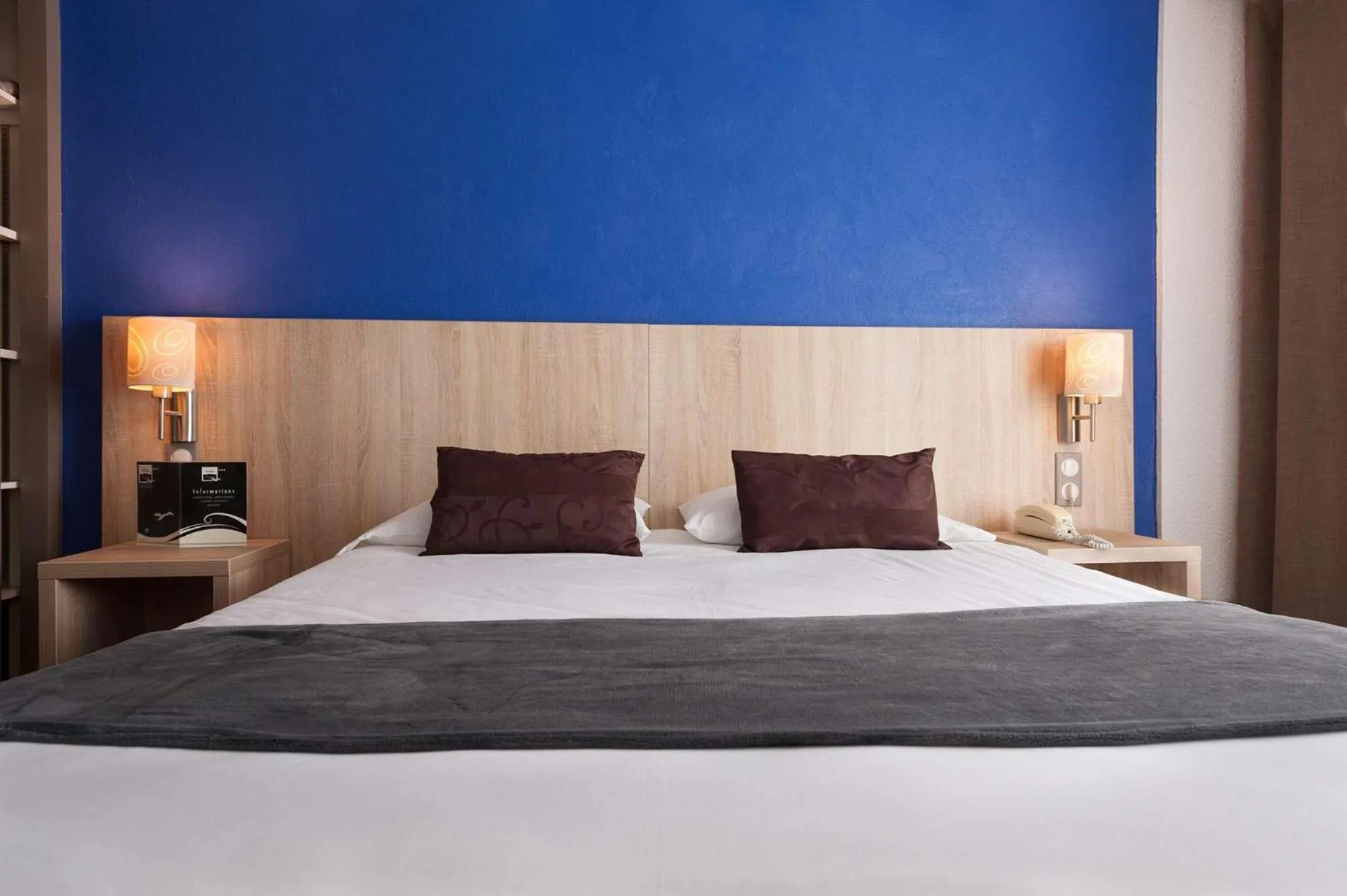 Bedroom, Bed in Brit Hôtel De L'océan