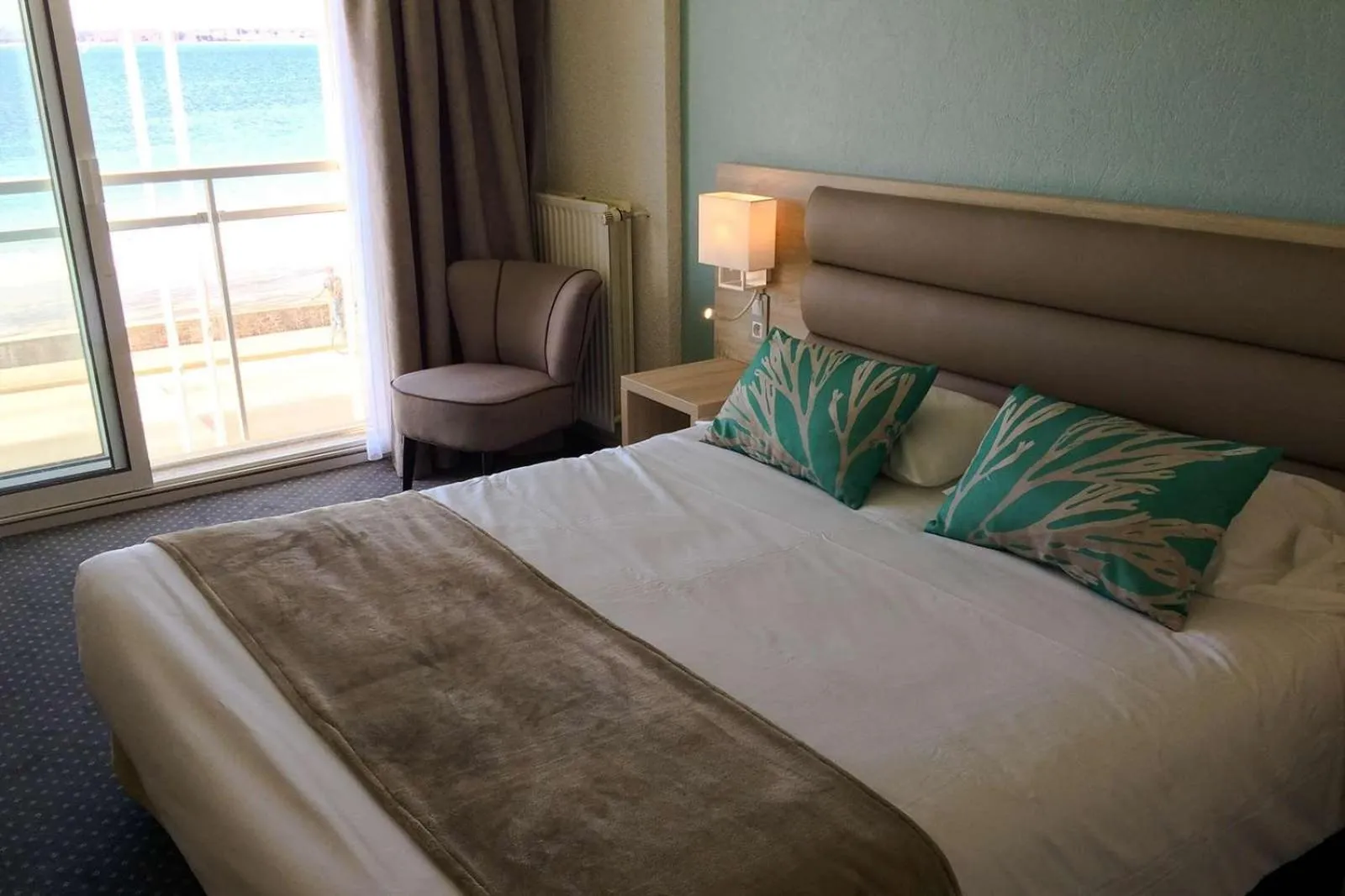 Bedroom, Bed in Brit Hôtel De L'océan