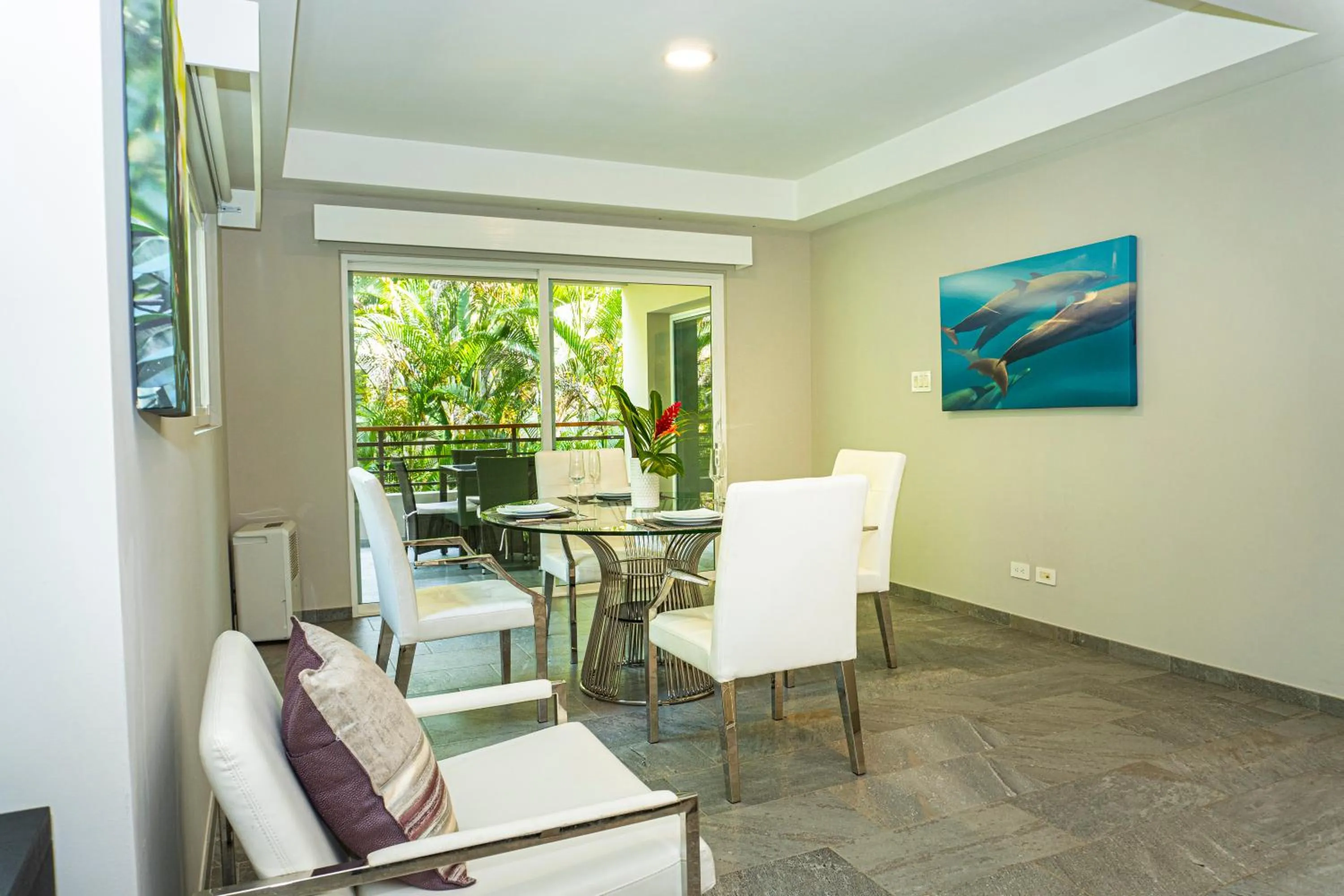 Dining area in Elan at Ballena Beach