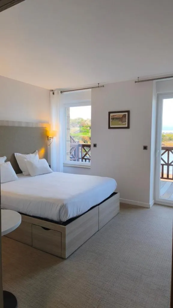 Bedroom, Bed in Logis Hôtel Saint Guirec Et De La Plage