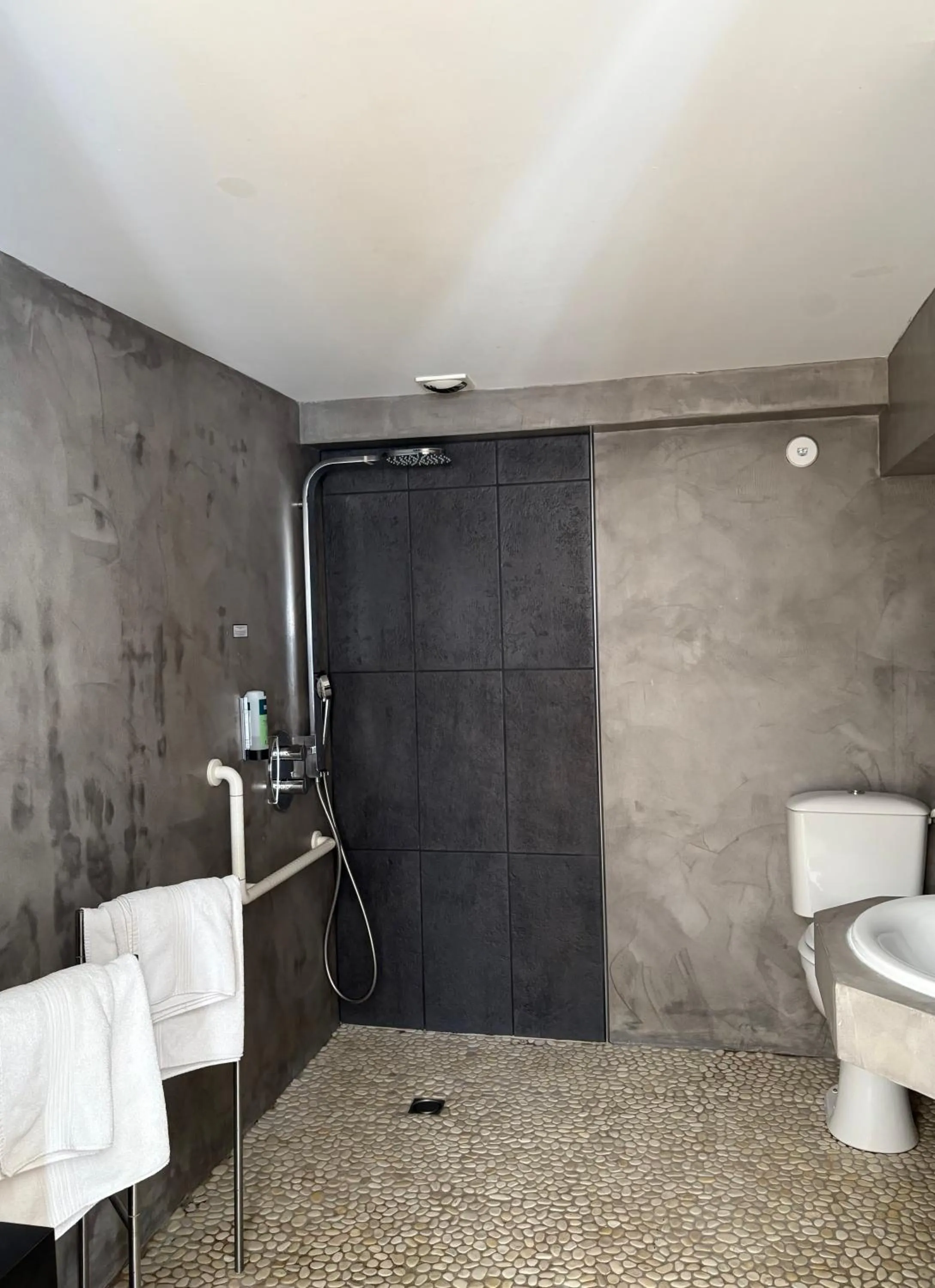 Shower in Logis Hôtel Saint Guirec Et De La Plage