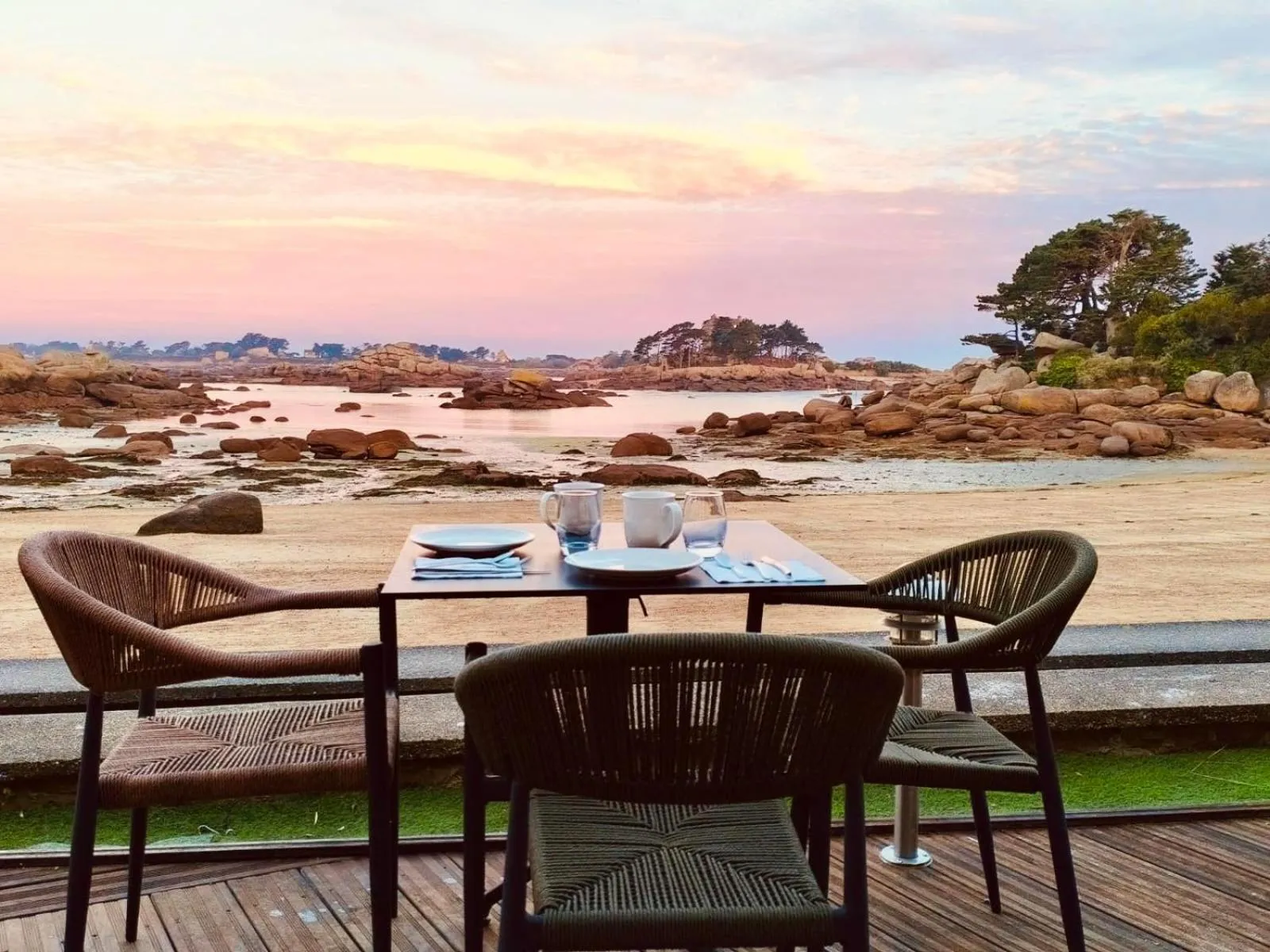 Breakfast in Logis Hôtel Saint Guirec Et De La Plage