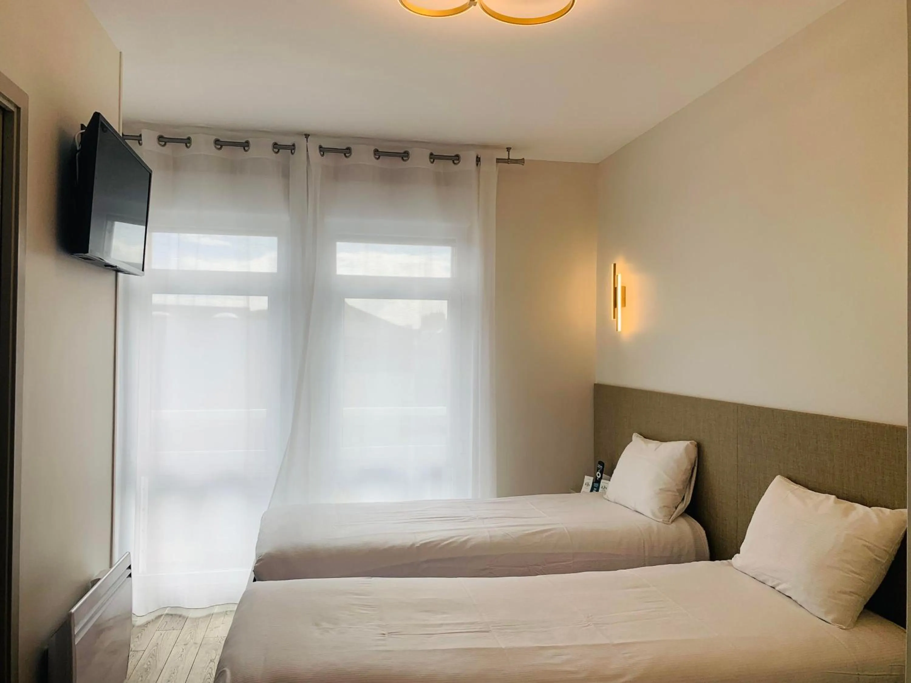 Bed in Logis Hôtel Saint Guirec Et De La Plage