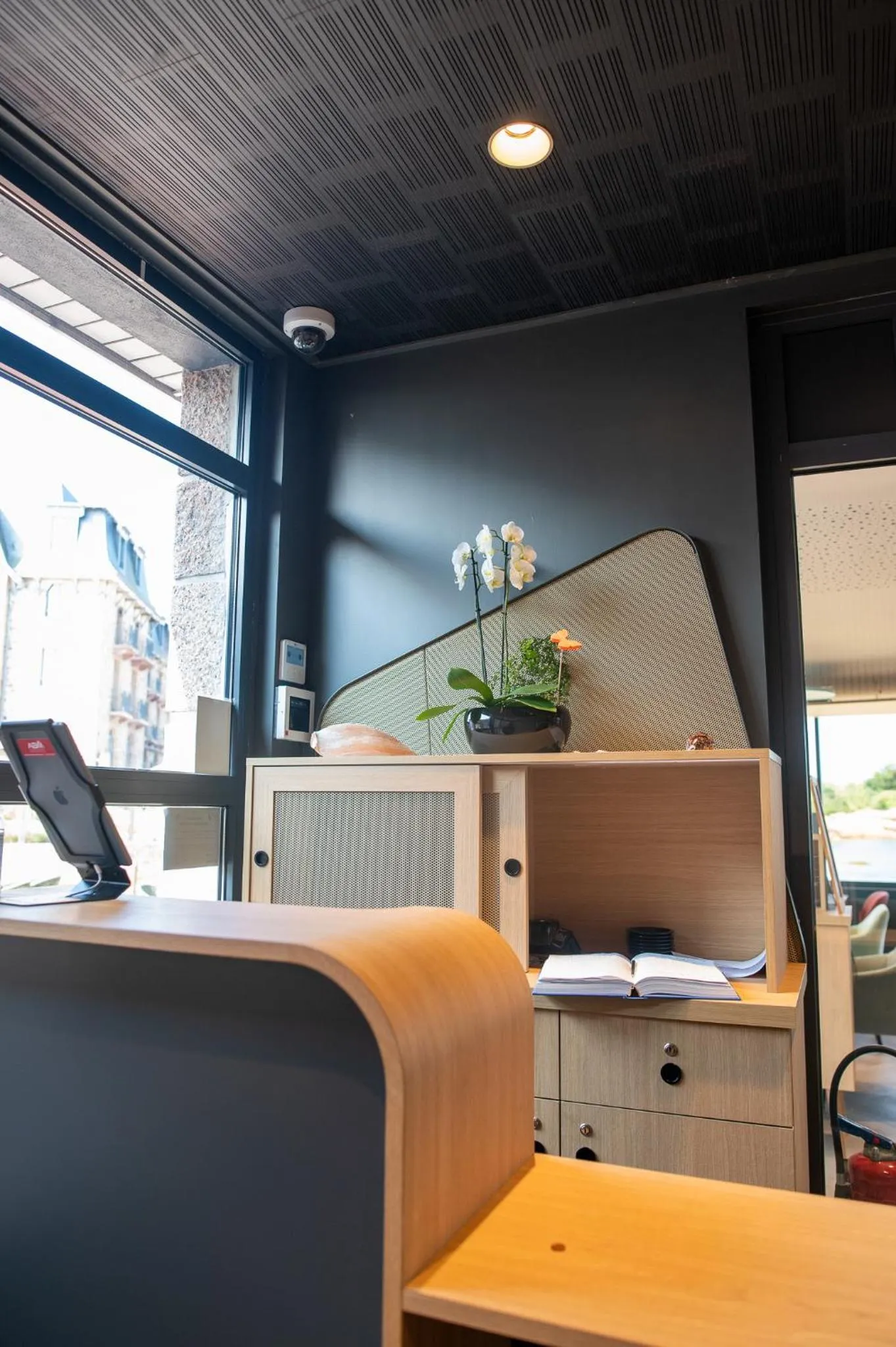 Restaurant/places to eat, Bed in Logis Hôtel Saint Guirec Et De La Plage