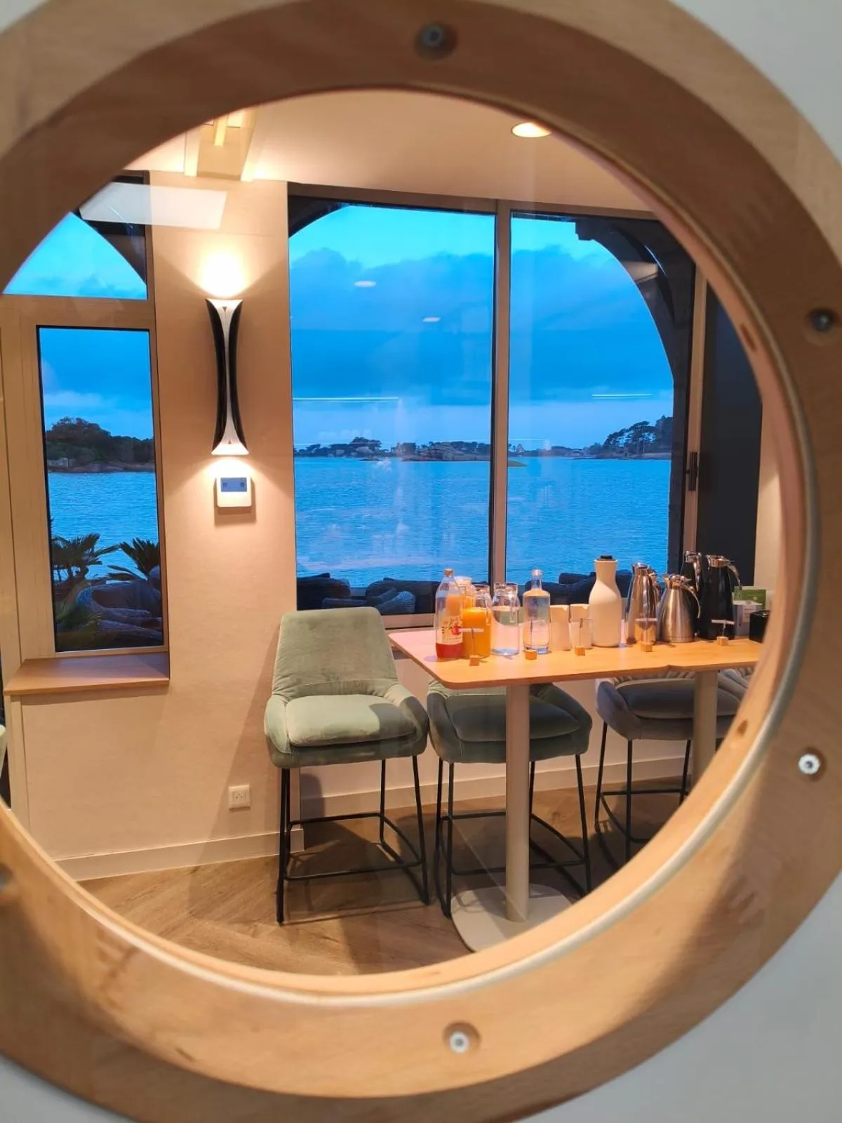 Breakfast in Logis Hôtel Saint Guirec Et De La Plage