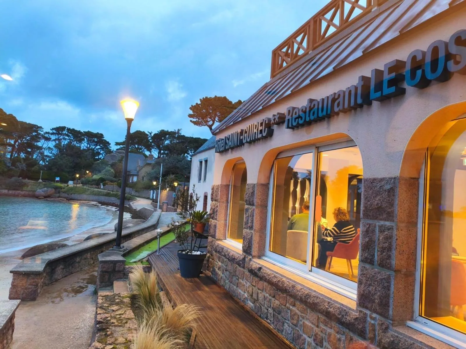 Property building in Logis Hôtel Saint Guirec Et De La Plage