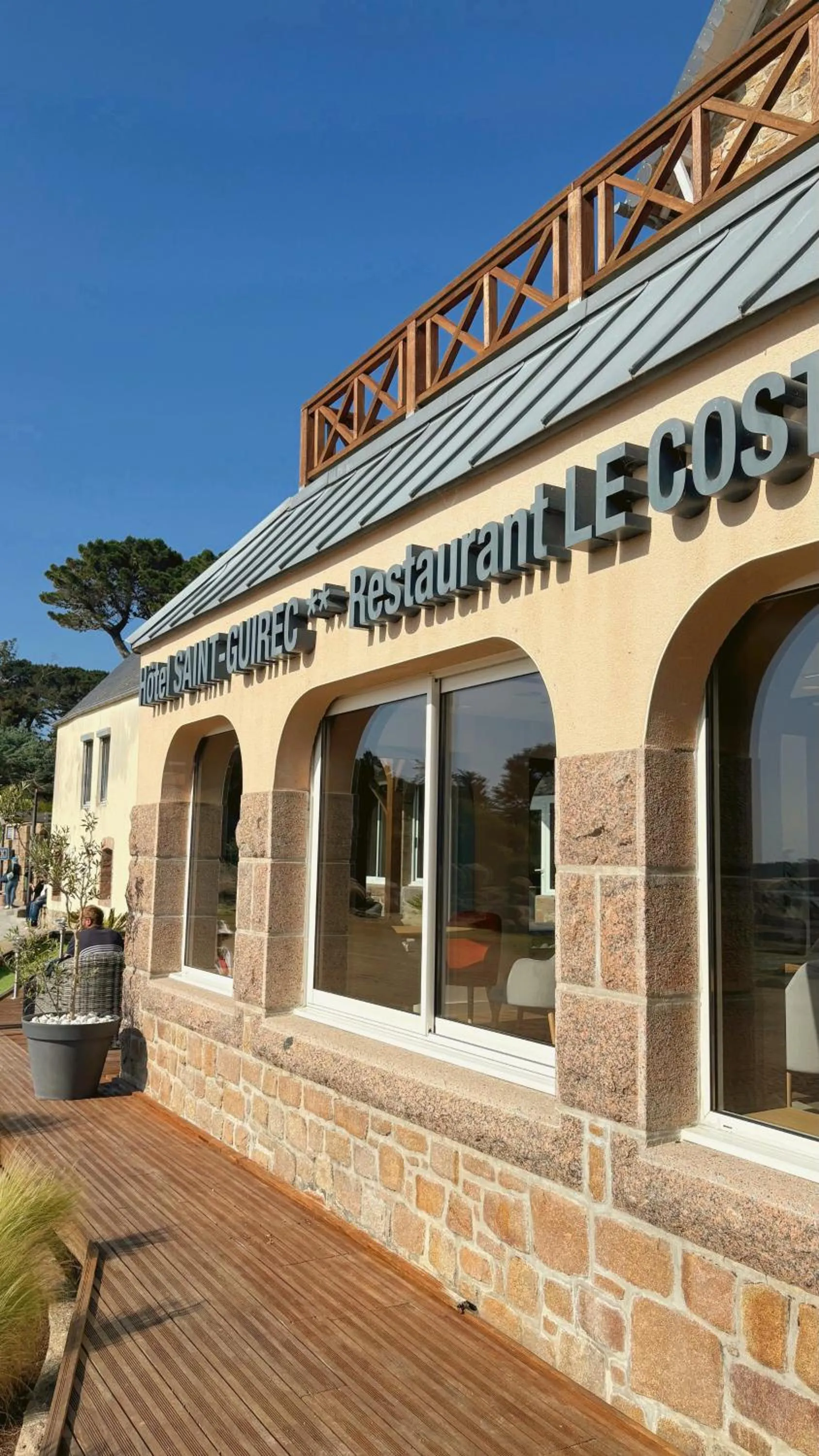 Property building in Logis Hôtel Saint Guirec Et De La Plage
