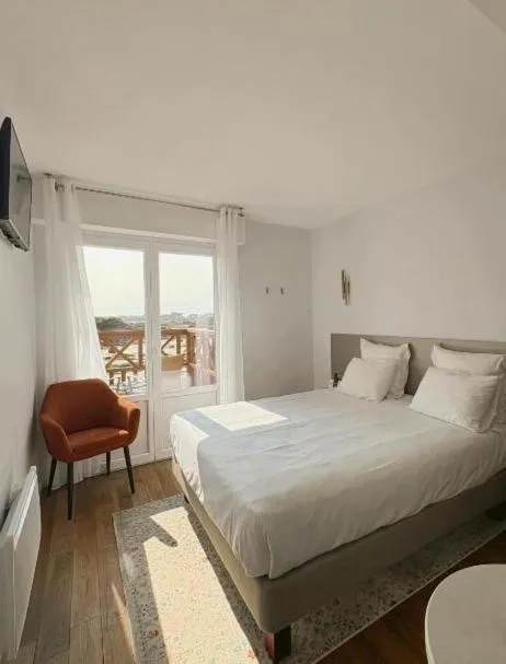 Bed in Logis Hôtel Saint Guirec Et De La Plage