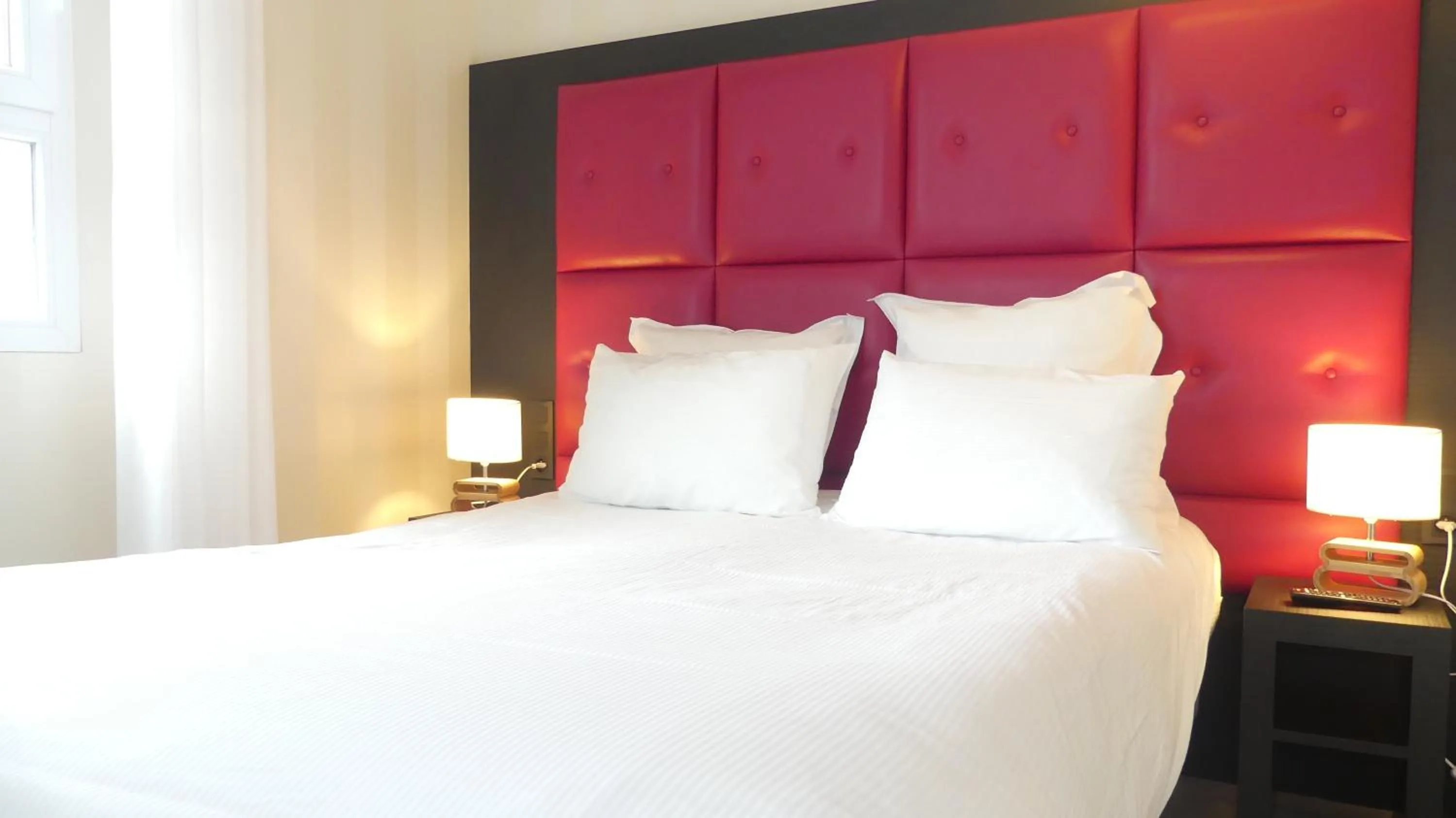 Bed in Logis Hôtel Saint Guirec Et De La Plage