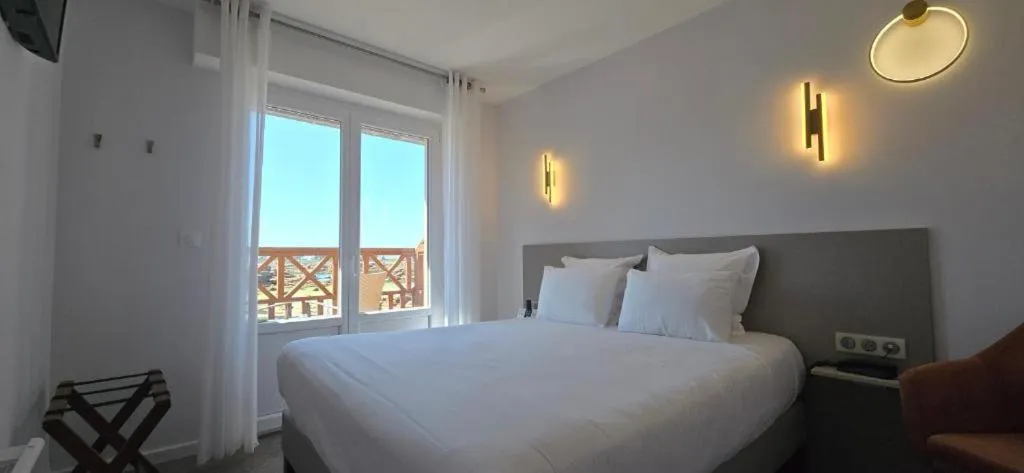Bed in Logis Hôtel Saint Guirec Et De La Plage