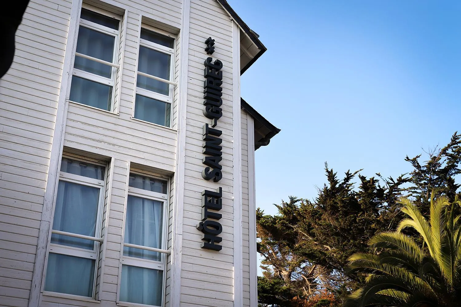 Facade/entrance in Logis Hôtel Saint Guirec Et De La Plage