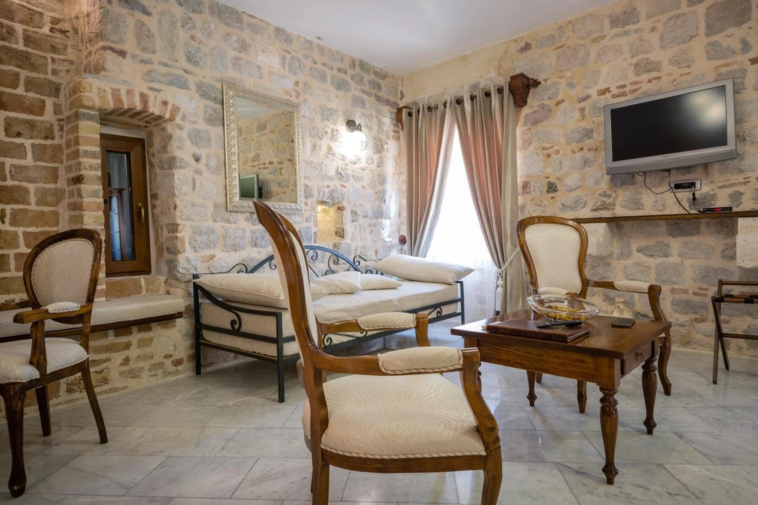 Seating area, Bed in Hotel Villa Duomo