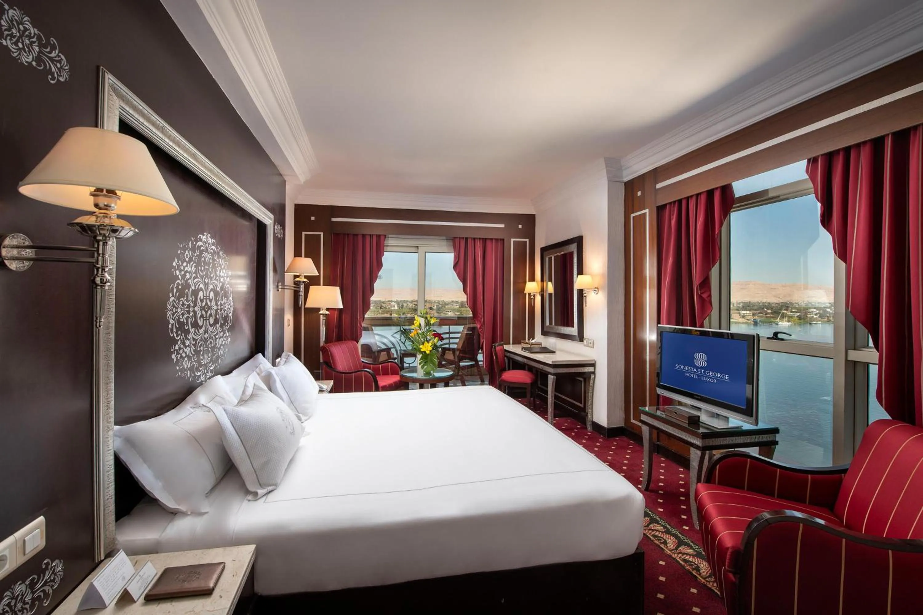 Photo of the whole room, Bed in Sonesta St. George Hotel - Convention Center