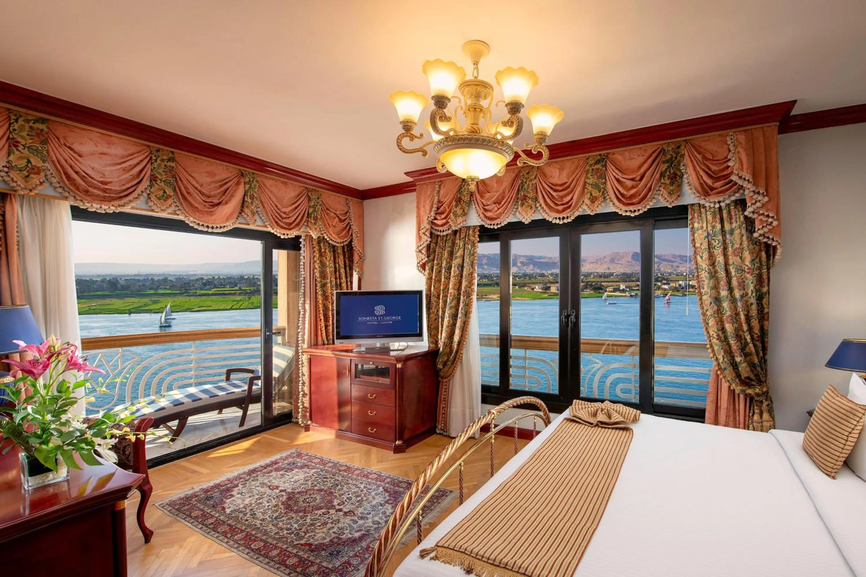 Photo of the whole room, Bed in Sonesta St. George Hotel - Convention Center