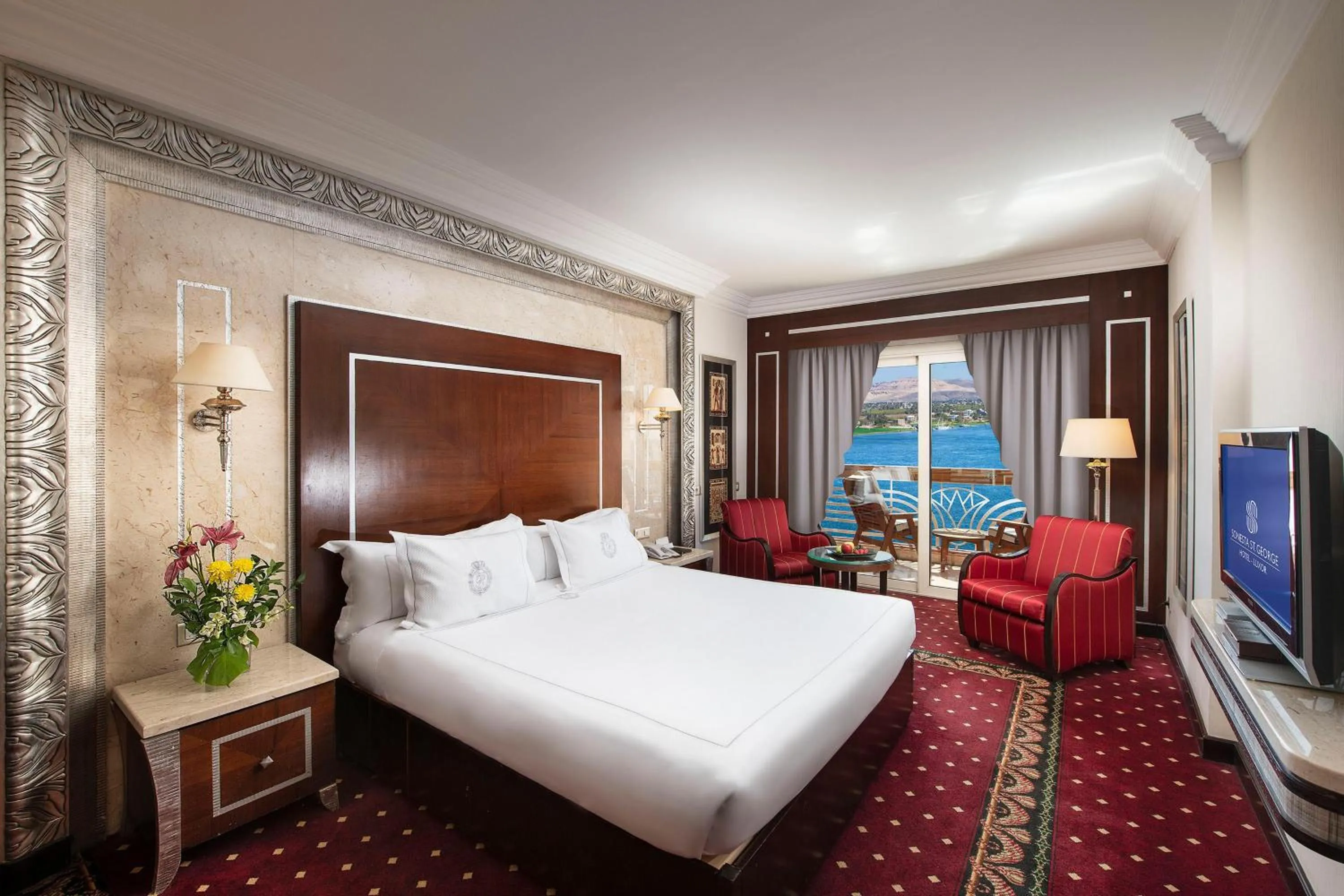 Photo of the whole room, Bed in Sonesta St. George Hotel - Convention Center