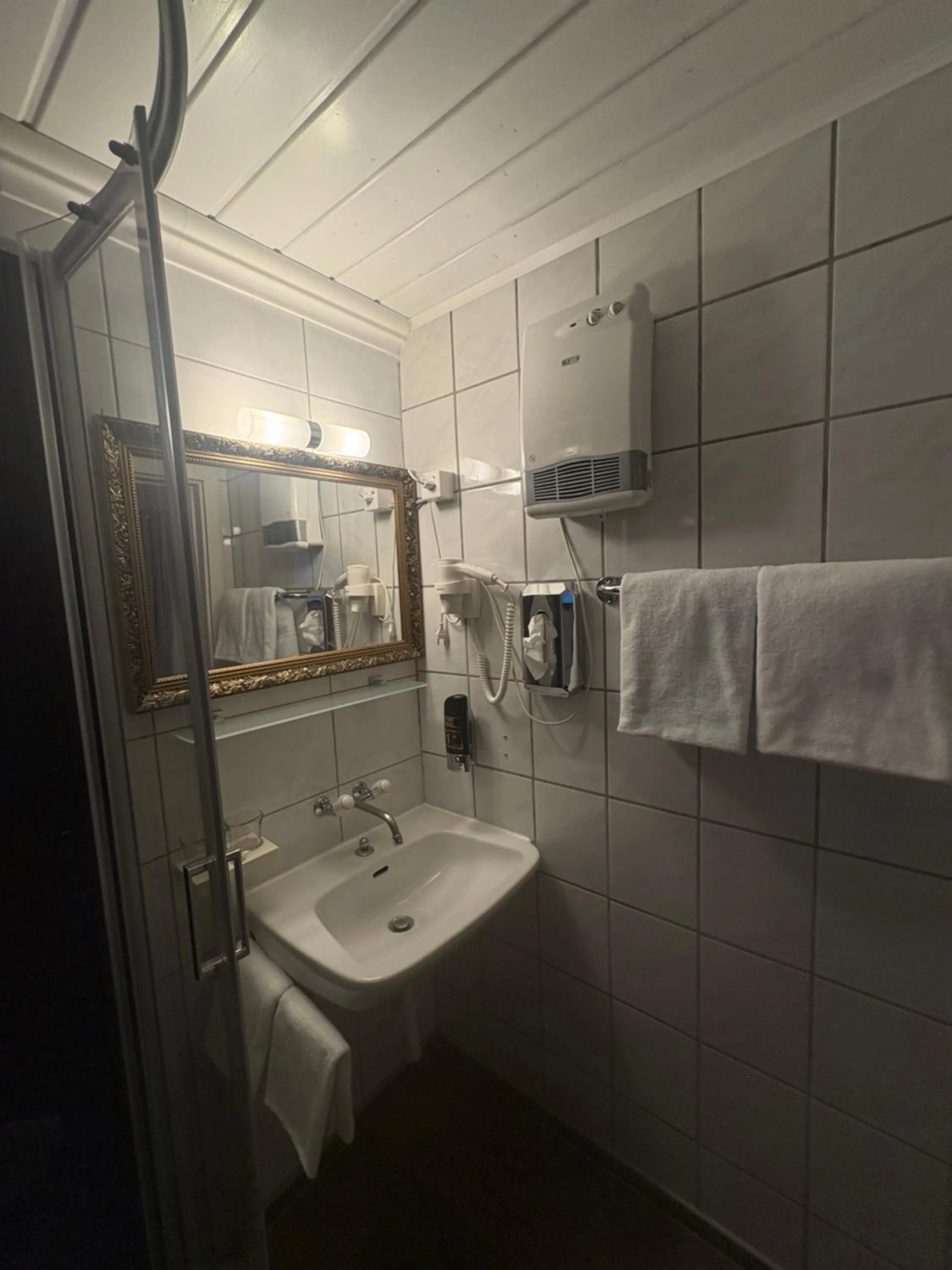 Shower in Esos Hotel Quelle