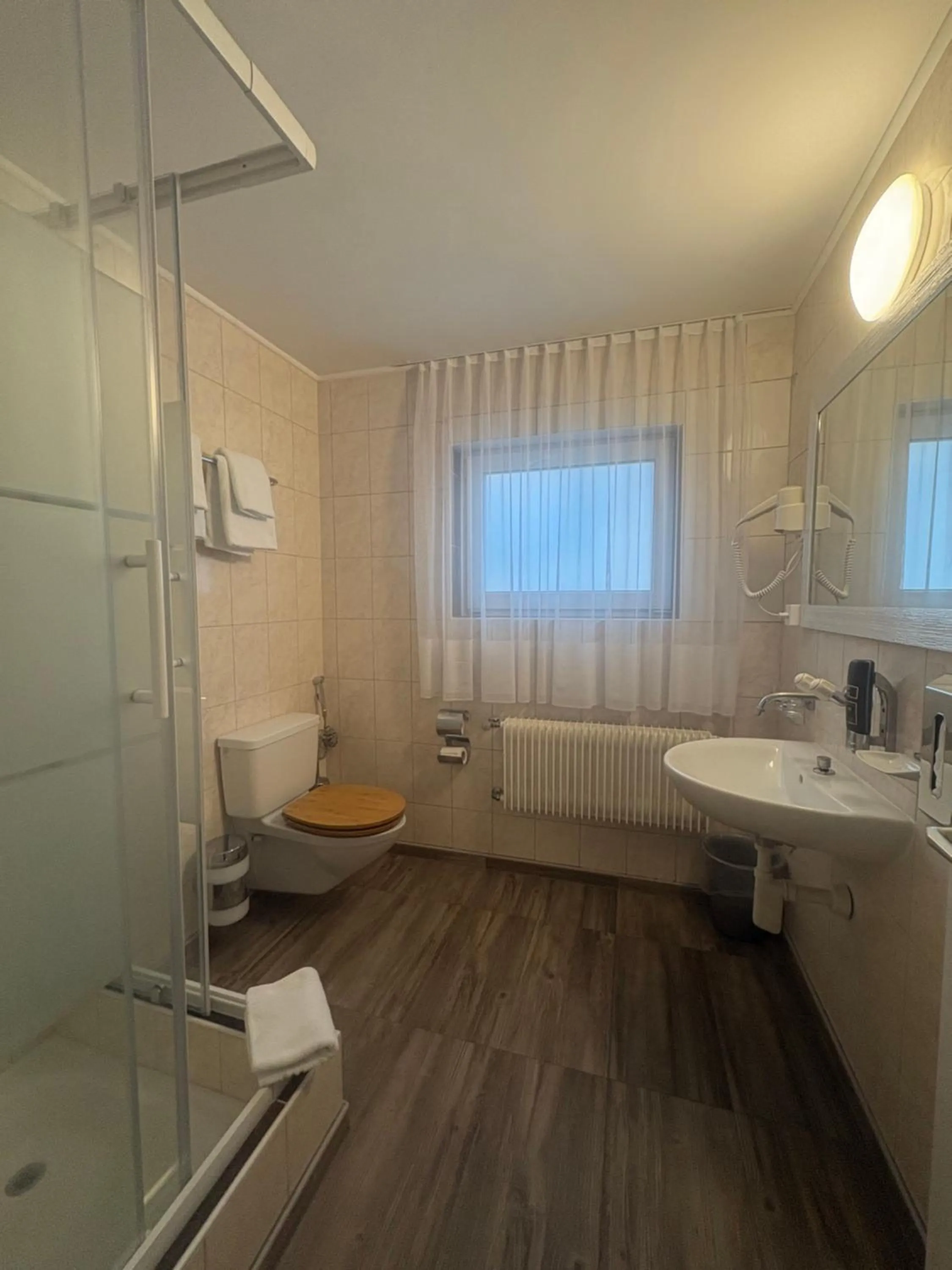 Shower in Esos Hotel Quelle