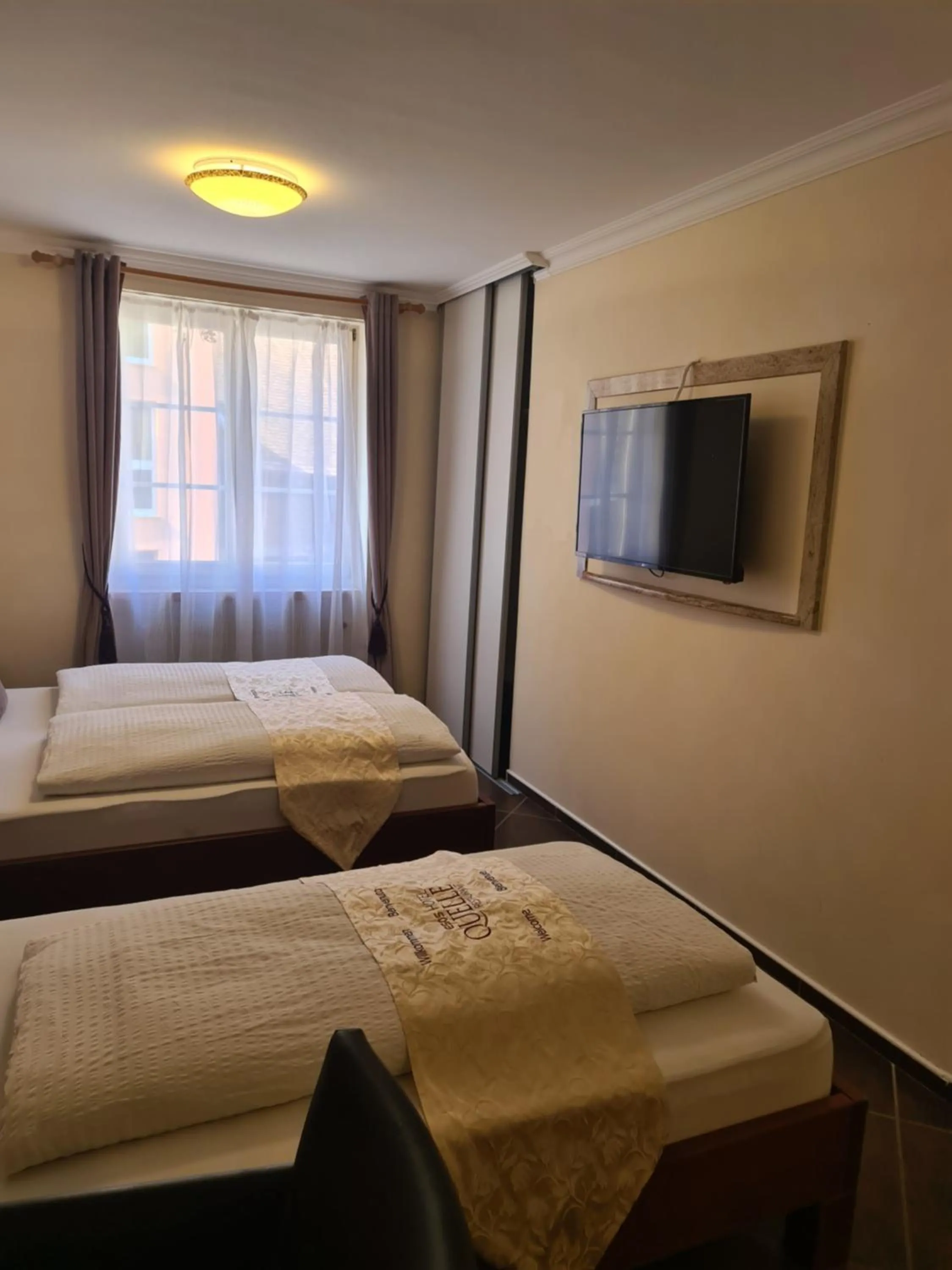 TV and multimedia, Bed in Esos Hotel Quelle