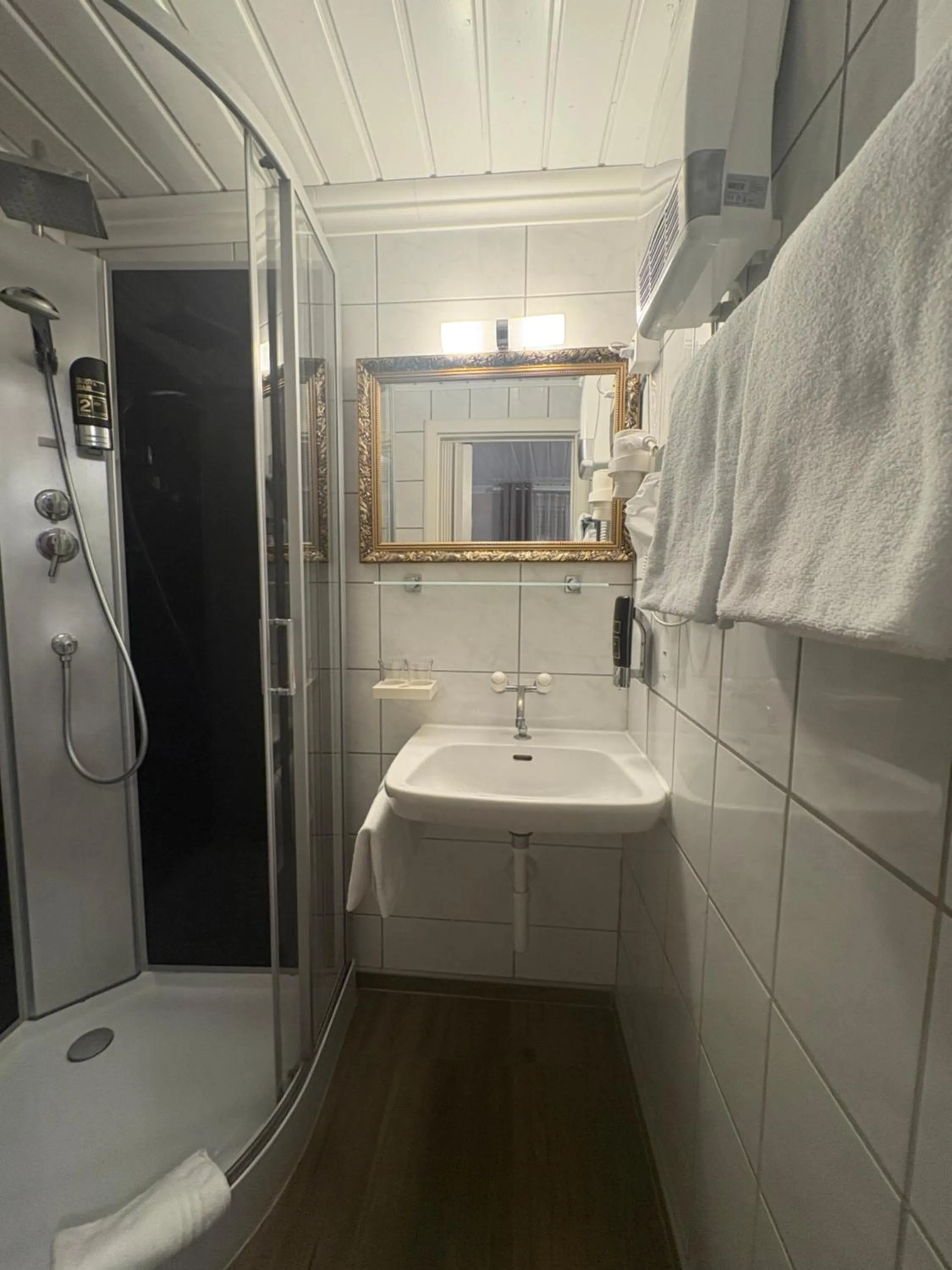 Shower in Esos Hotel Quelle