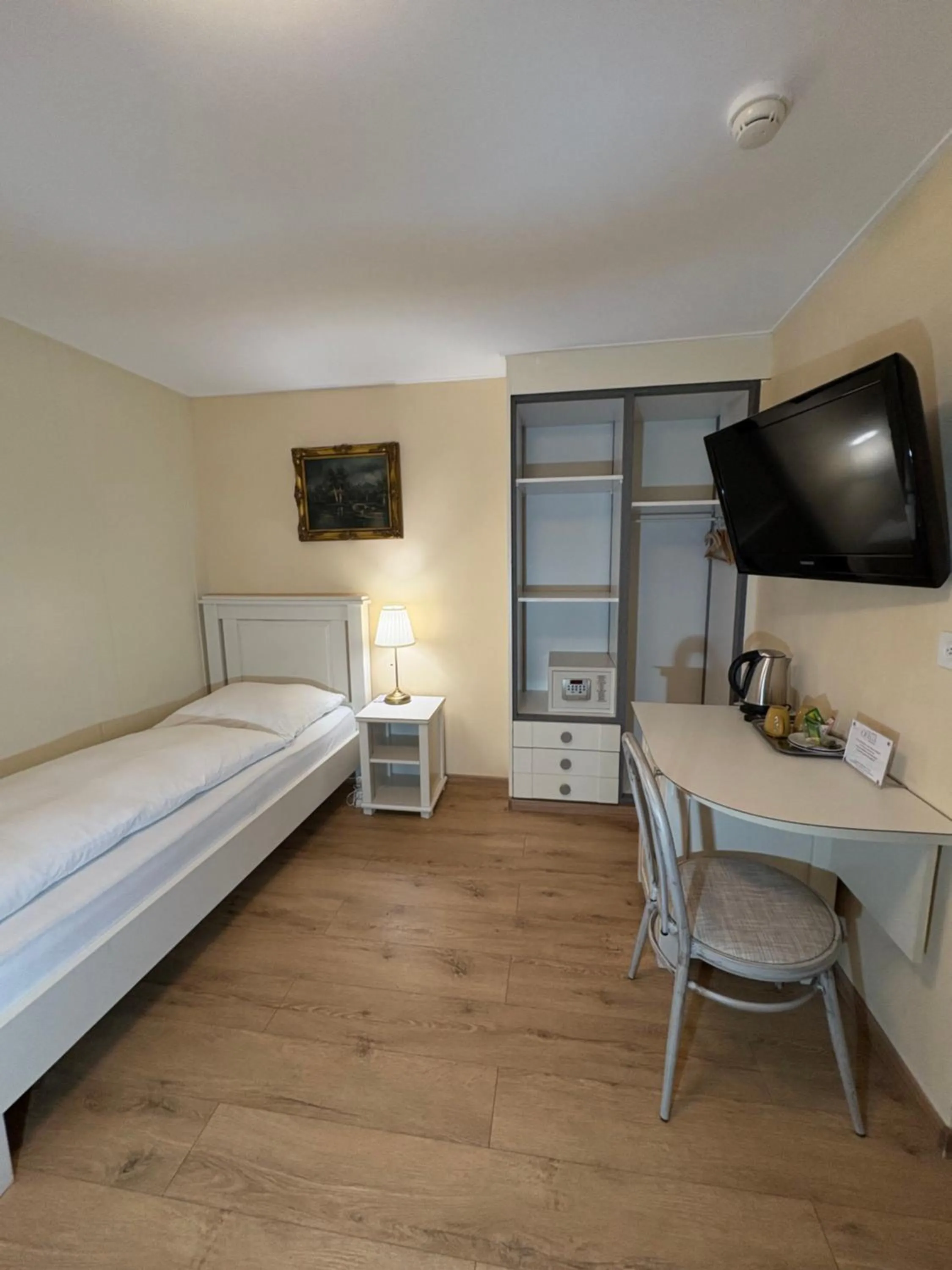 TV and multimedia, Bed in Esos Hotel Quelle