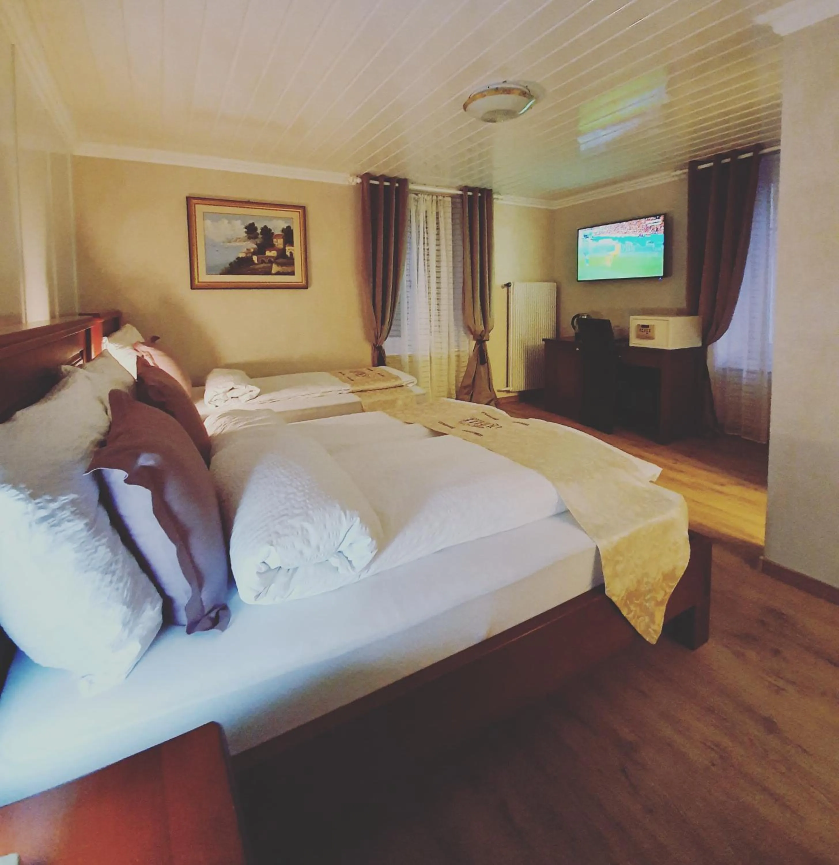 Photo of the whole room, Bed in Esos Hotel Quelle