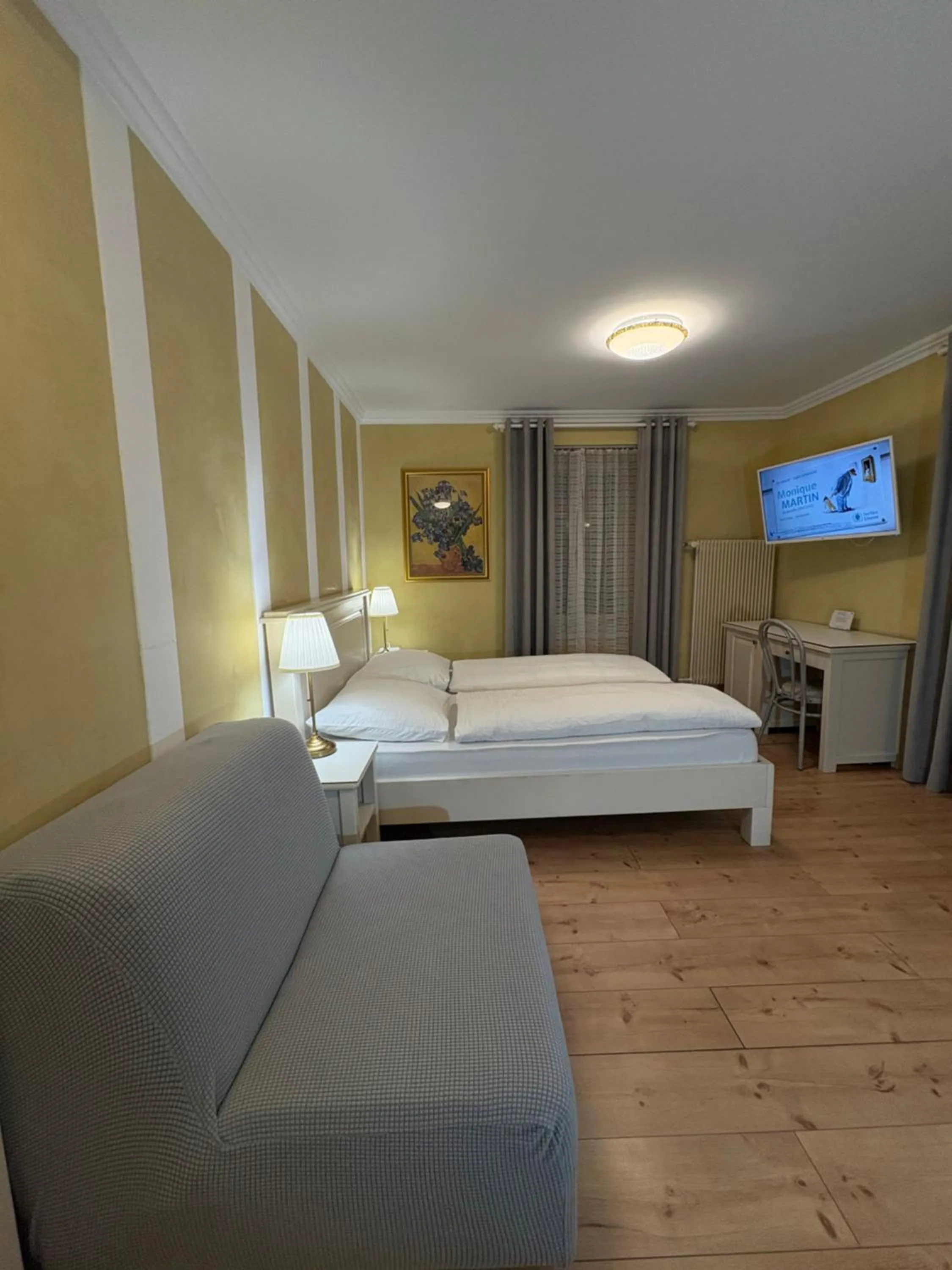 TV and multimedia, Bed in Esos Hotel Quelle